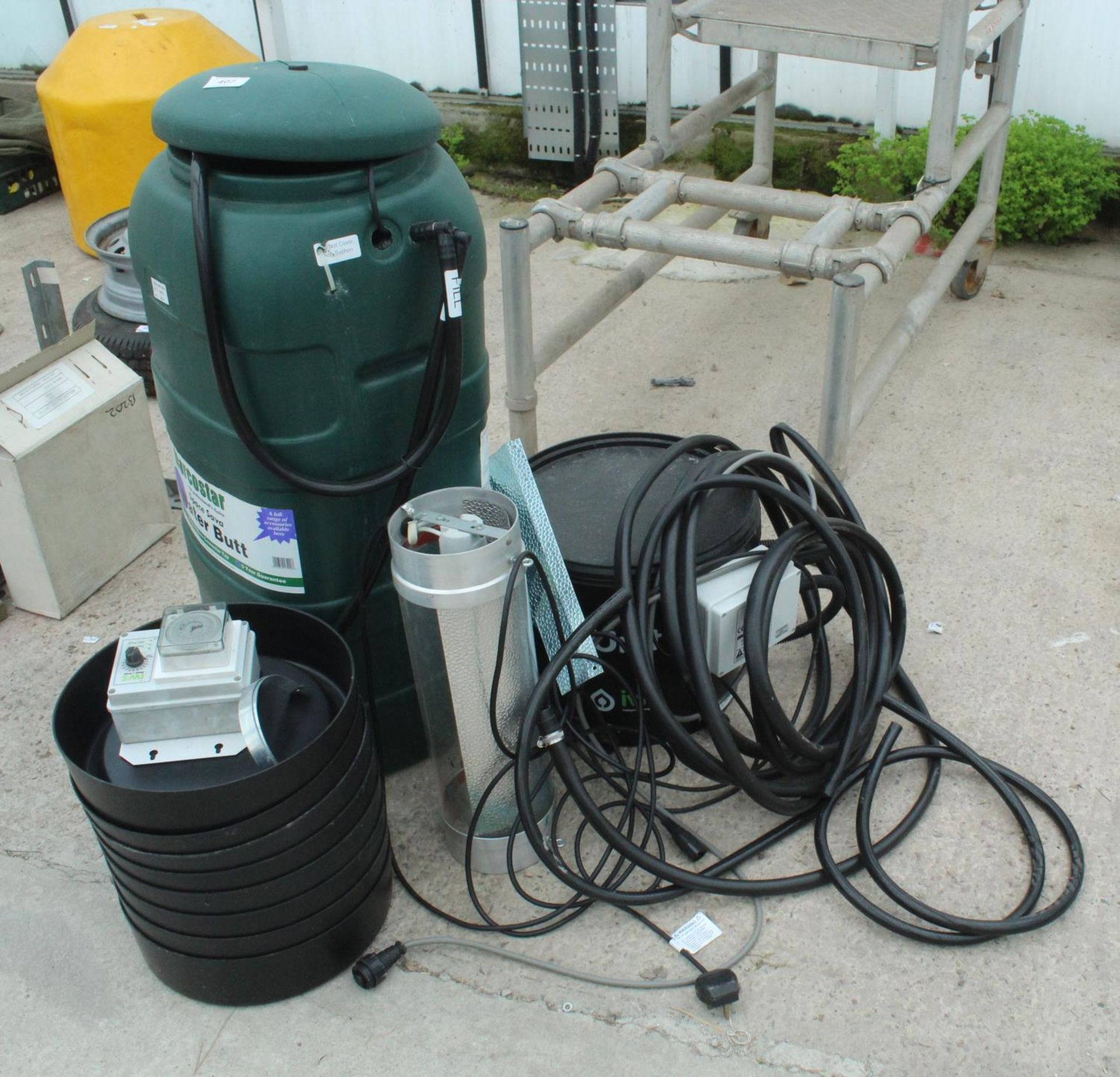 COMPLETE HYDROPONIC FLOOD AND DRAIN SYSTEM, TIMER, PUMP AND COOL TUBE LAMP INCLUDED ALL WORKING (