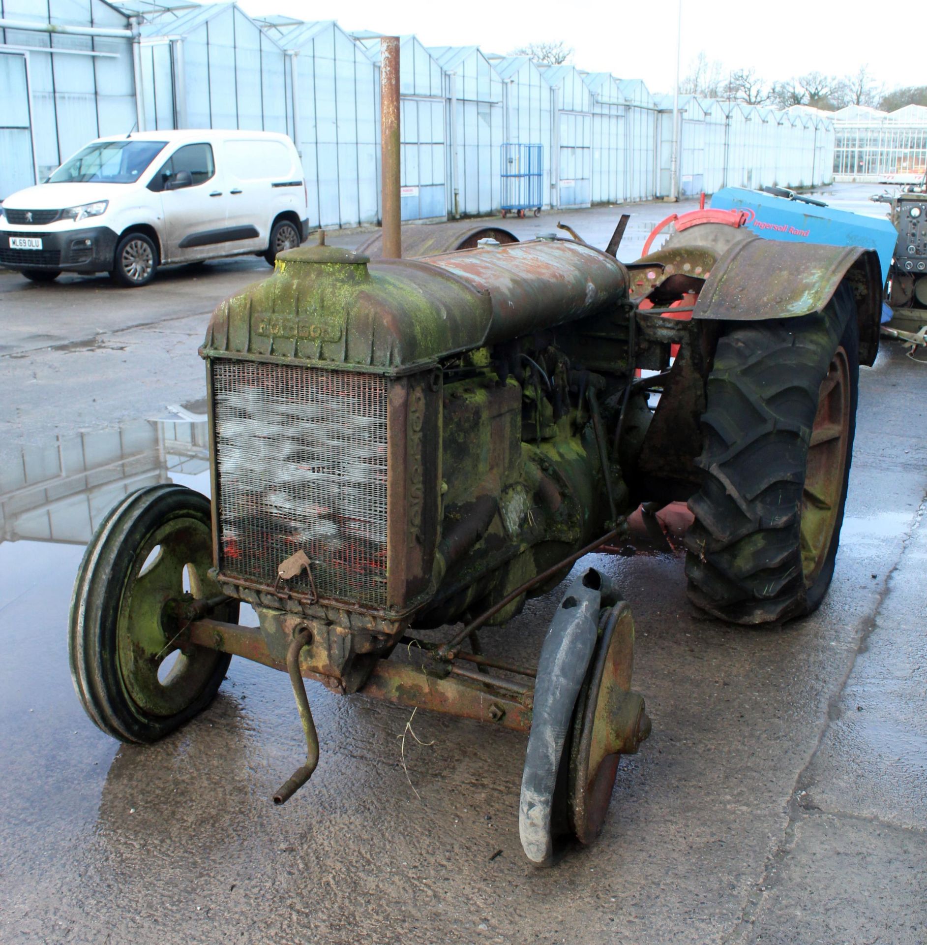 FORDSON TRACTOR WIDE WING, RESTORATION PROJECT UNSURE OF MODEL AND YEAR, NO LOG BOOK AND NO KEYS. - Image 3 of 6