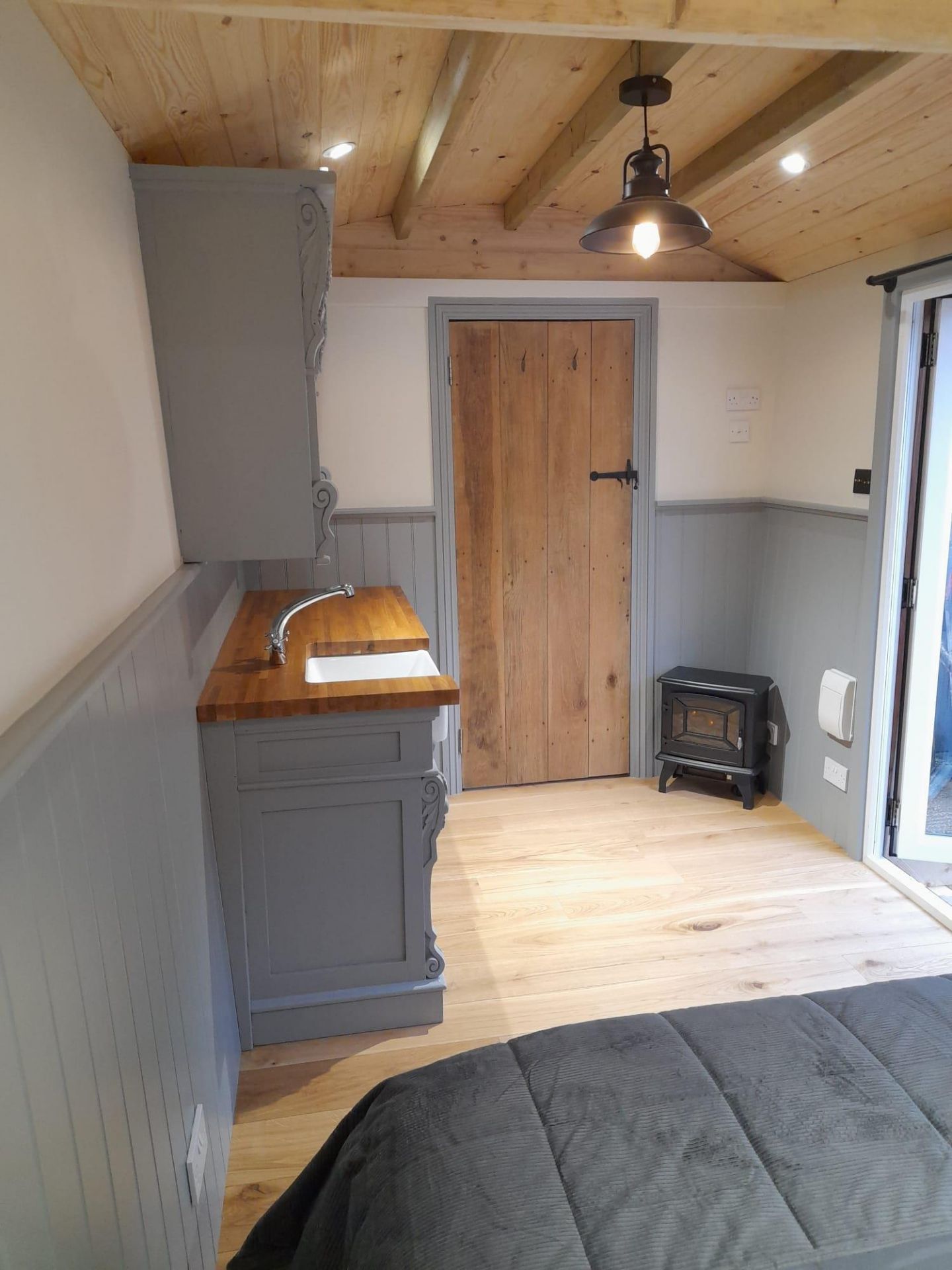 A SHEPHERDS HUT - LUXURIOUS NEW HAND CRAFTED, FULLY FINISHED BUILT FOR ALL YEAR ROUND USE HEAVILY - Image 13 of 13