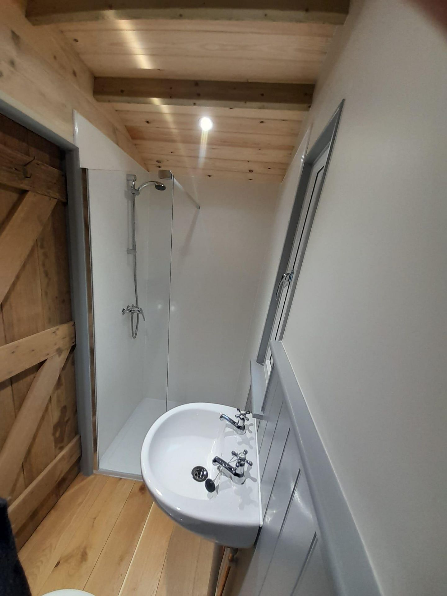 A SHEPHERDS HUT - LUXURIOUS NEW HAND CRAFTED, FULLY FINISHED BUILT FOR ALL YEAR ROUND USE HEAVILY - Image 12 of 13