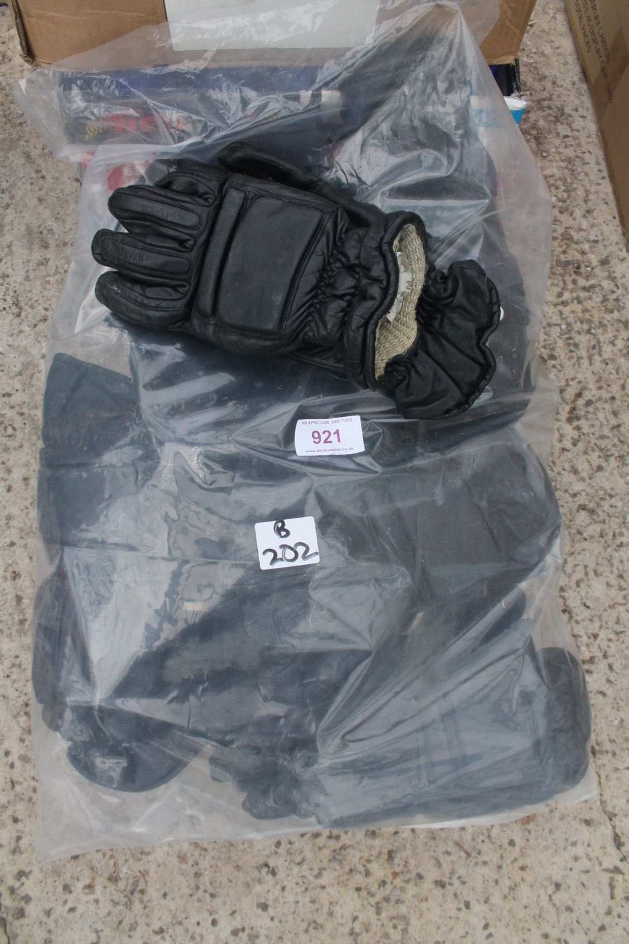 BAG OF LEATHER GLOVES NO VAT