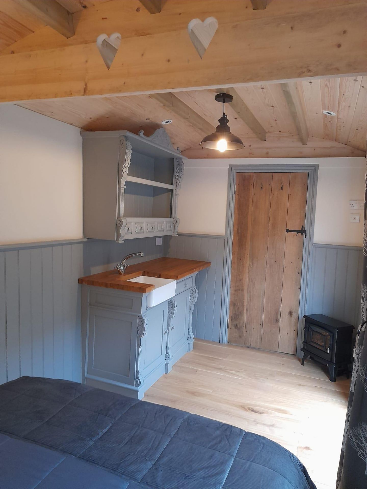 A SHEPHERDS HUT - LUXURIOUS NEW HAND CRAFTED, FULLY FINISHED BUILT FOR ALL YEAR ROUND USE HEAVILY - Image 8 of 13