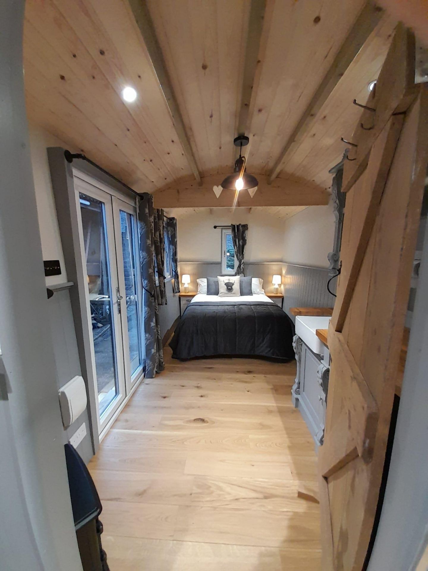 A SHEPHERDS HUT - LUXURIOUS NEW HAND CRAFTED, FULLY FINISHED BUILT FOR ALL YEAR ROUND USE HEAVILY - Image 4 of 13