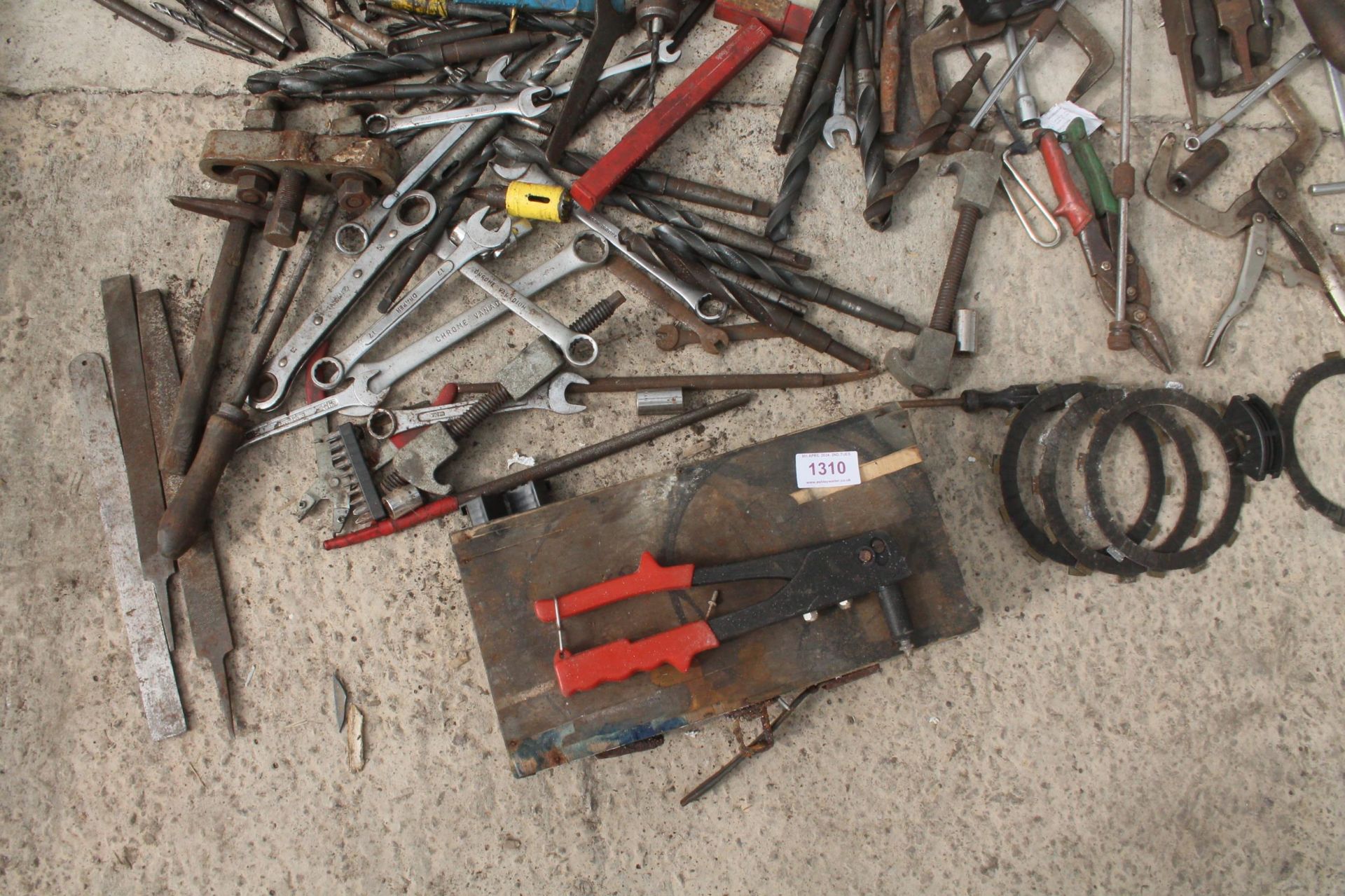 JOB LOT OF OLD TOOLS, BITS, FILES, SPANNERS AND MOTOR BIKE PARTS NO VAT - Bild 2 aus 8