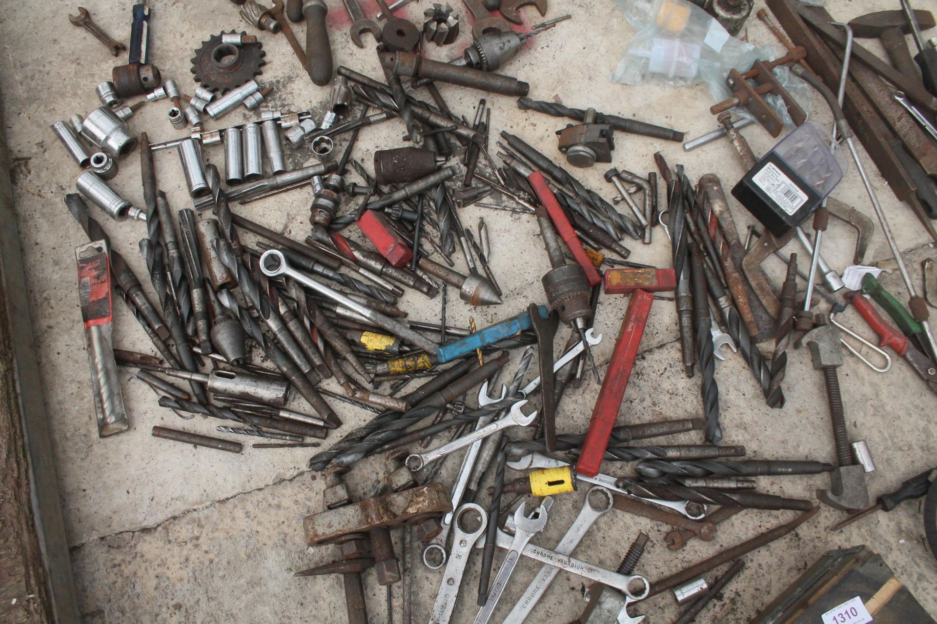 JOB LOT OF OLD TOOLS, BITS, FILES, SPANNERS AND MOTOR BIKE PARTS NO VAT - Bild 3 aus 8