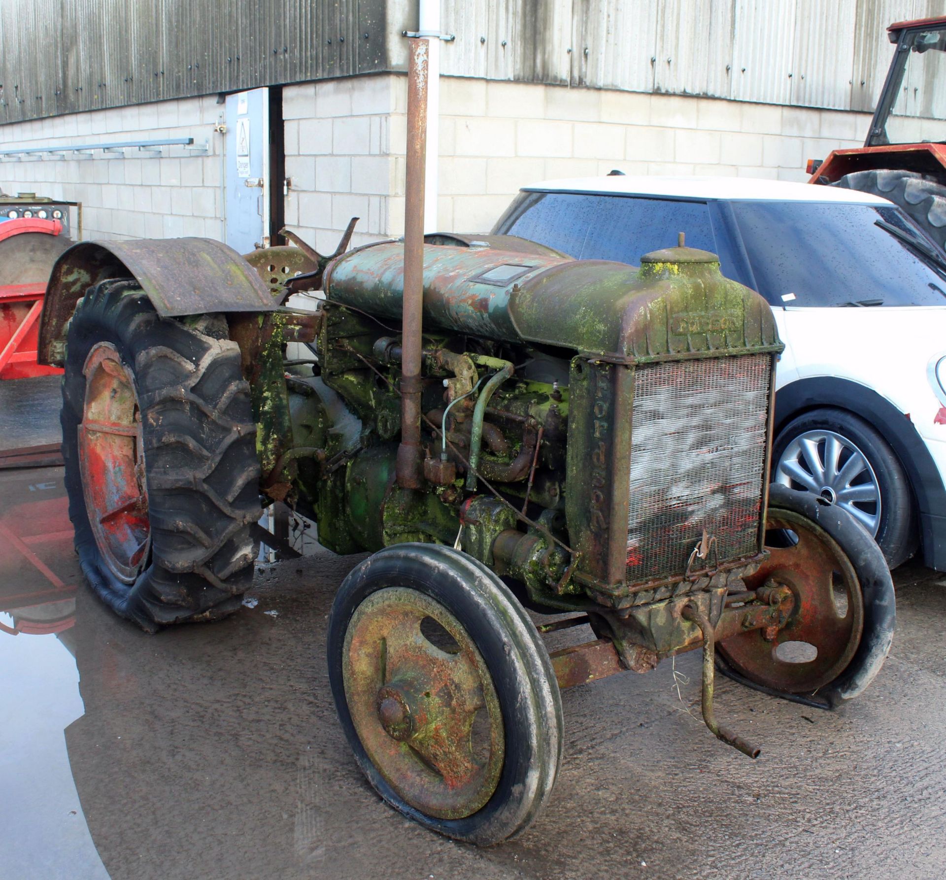 FORDSON TRACTOR WIDE WING, RESTORATION PROJECT UNSURE OF MODEL AND YEAR, NO LOG BOOK AND NO KEYS.
