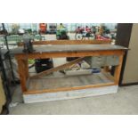 A WOODEN TWO TIER WORKBENCH WITH RECORD BENCH VICE NO VAT