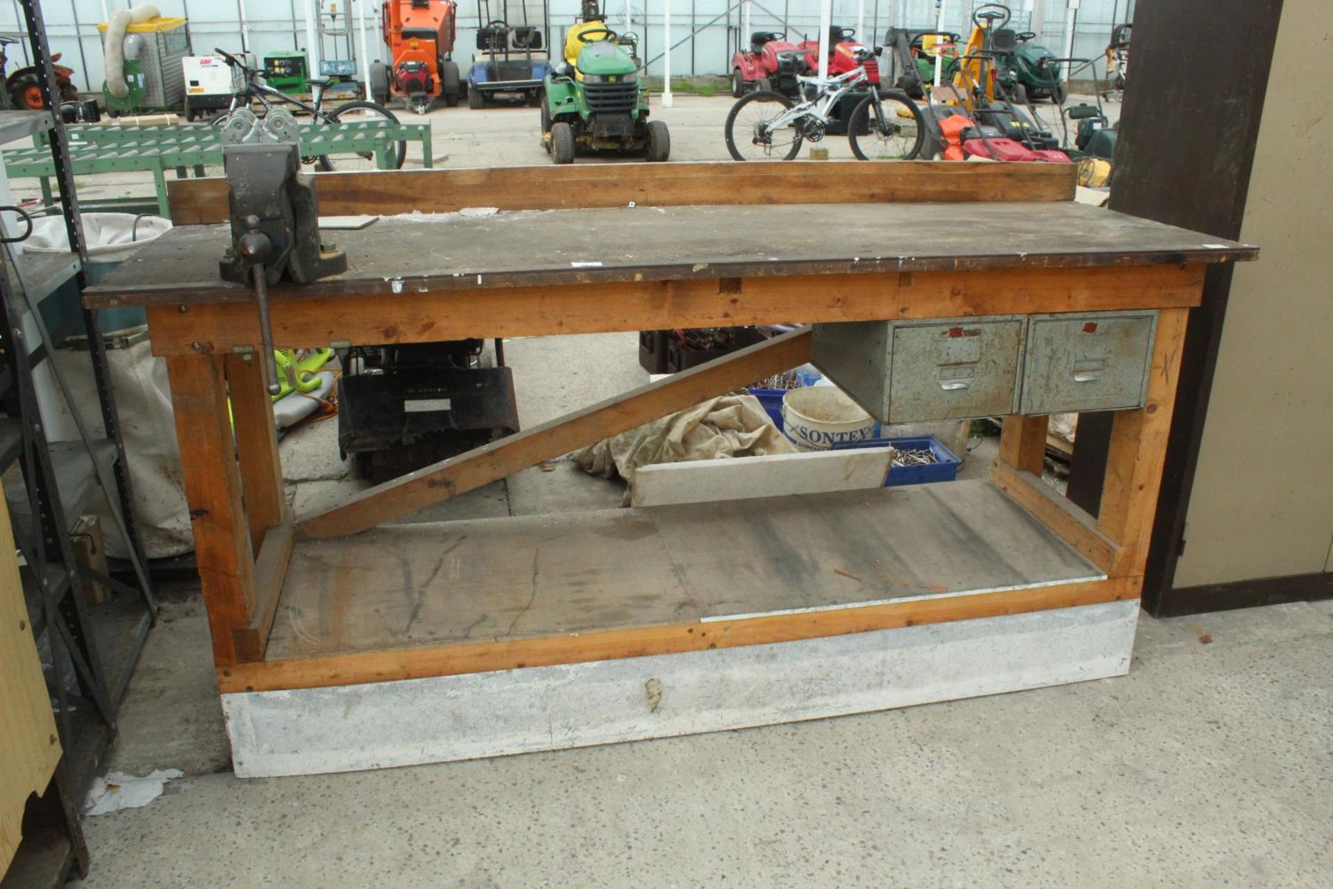 A WOODEN TWO TIER WORKBENCH WITH RECORD BENCH VICE NO VAT