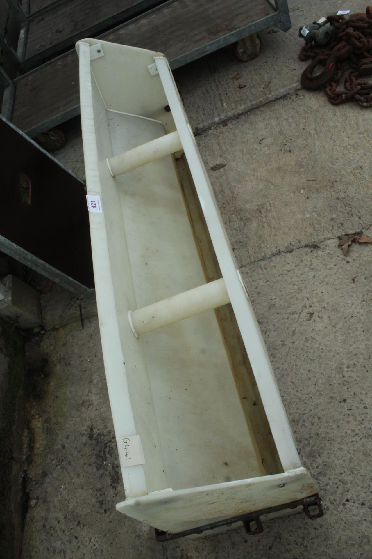 WHITE PLASTIC 6 SPACE WORKING FEEDER NO VAT - Image 2 of 2