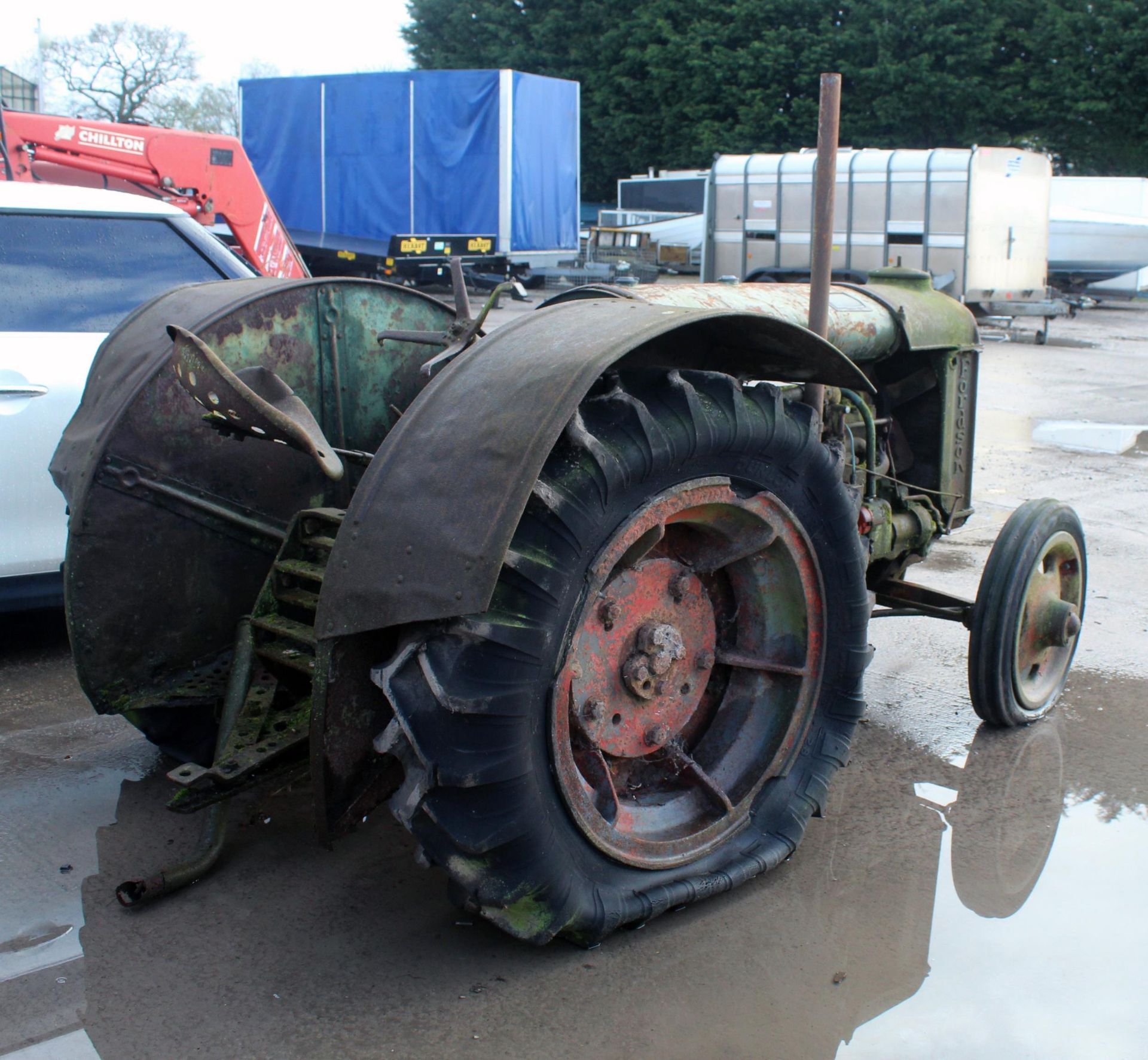 FORDSON TRACTOR WIDE WING, RESTORATION PROJECT UNSURE OF MODEL AND YEAR, NO LOG BOOK AND NO KEYS. - Image 2 of 6