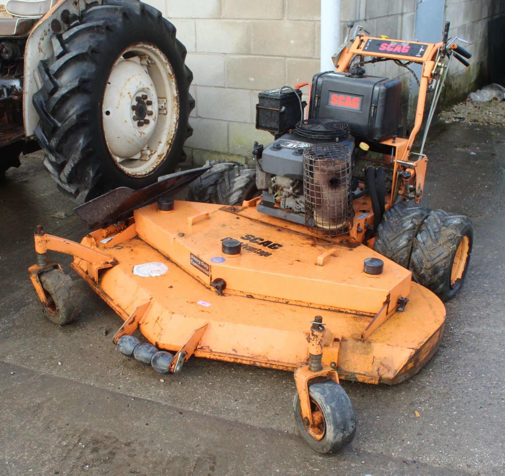 SCAG 61 MOWER WITH KAWASAKI FH64 ENGINE RUNS WELL BUT NEEDS A SERVICE NO VAT