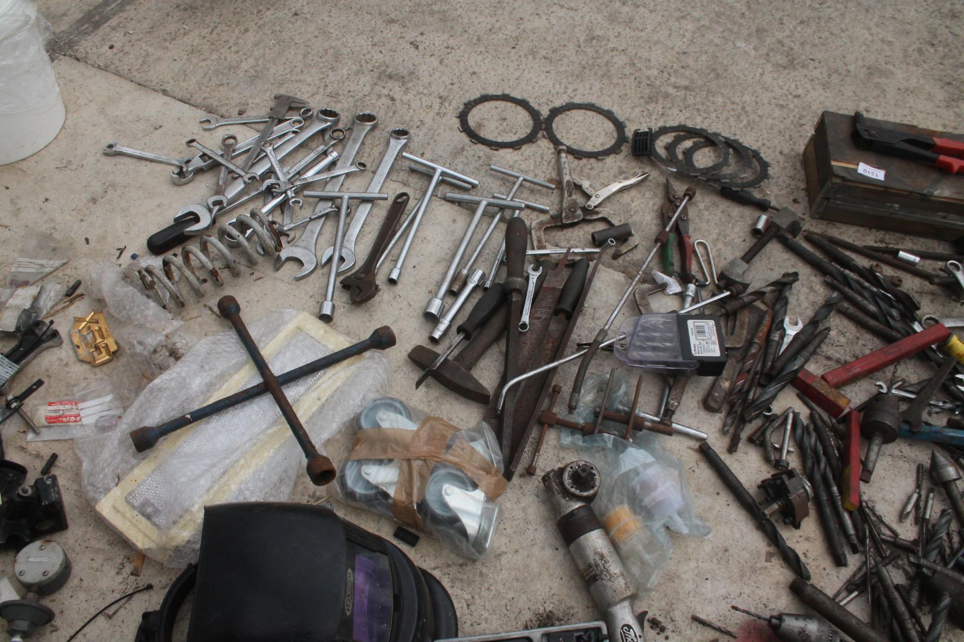 JOB LOT OF OLD TOOLS, BITS, FILES, SPANNERS AND MOTOR BIKE PARTS NO VAT - Bild 6 aus 8