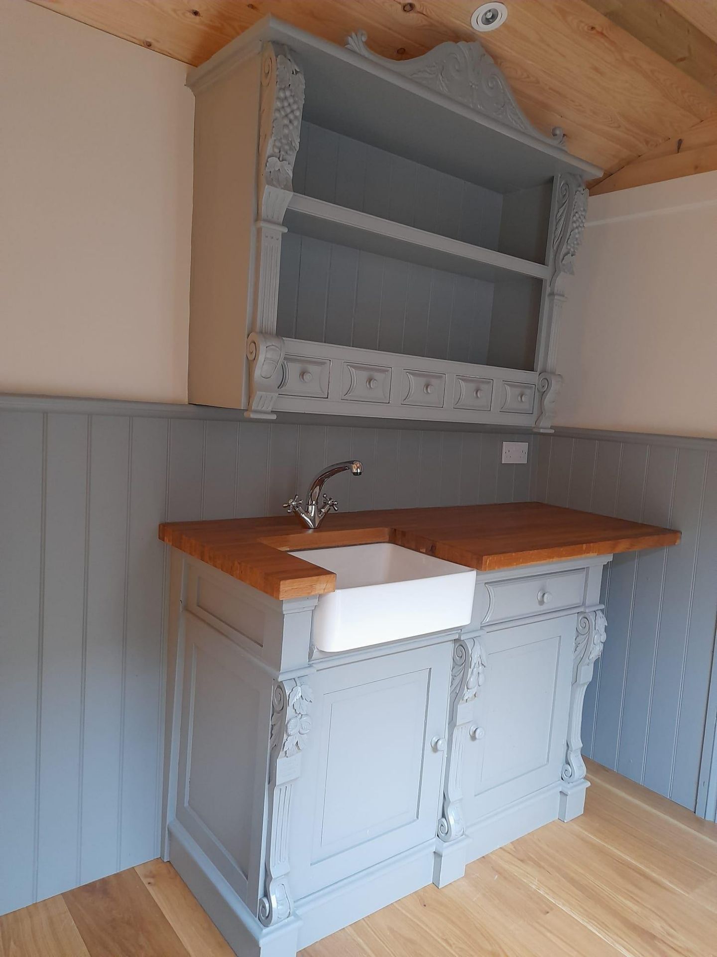 A SHEPHERDS HUT - LUXURIOUS NEW HAND CRAFTED, FULLY FINISHED BUILT FOR ALL YEAR ROUND USE HEAVILY - Image 7 of 13