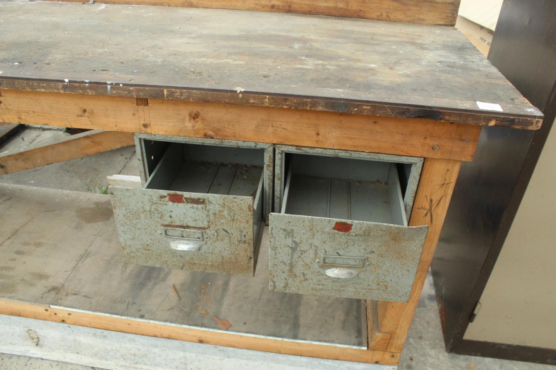 A WOODEN TWO TIER WORKBENCH WITH RECORD BENCH VICE NO VAT - Image 3 of 3