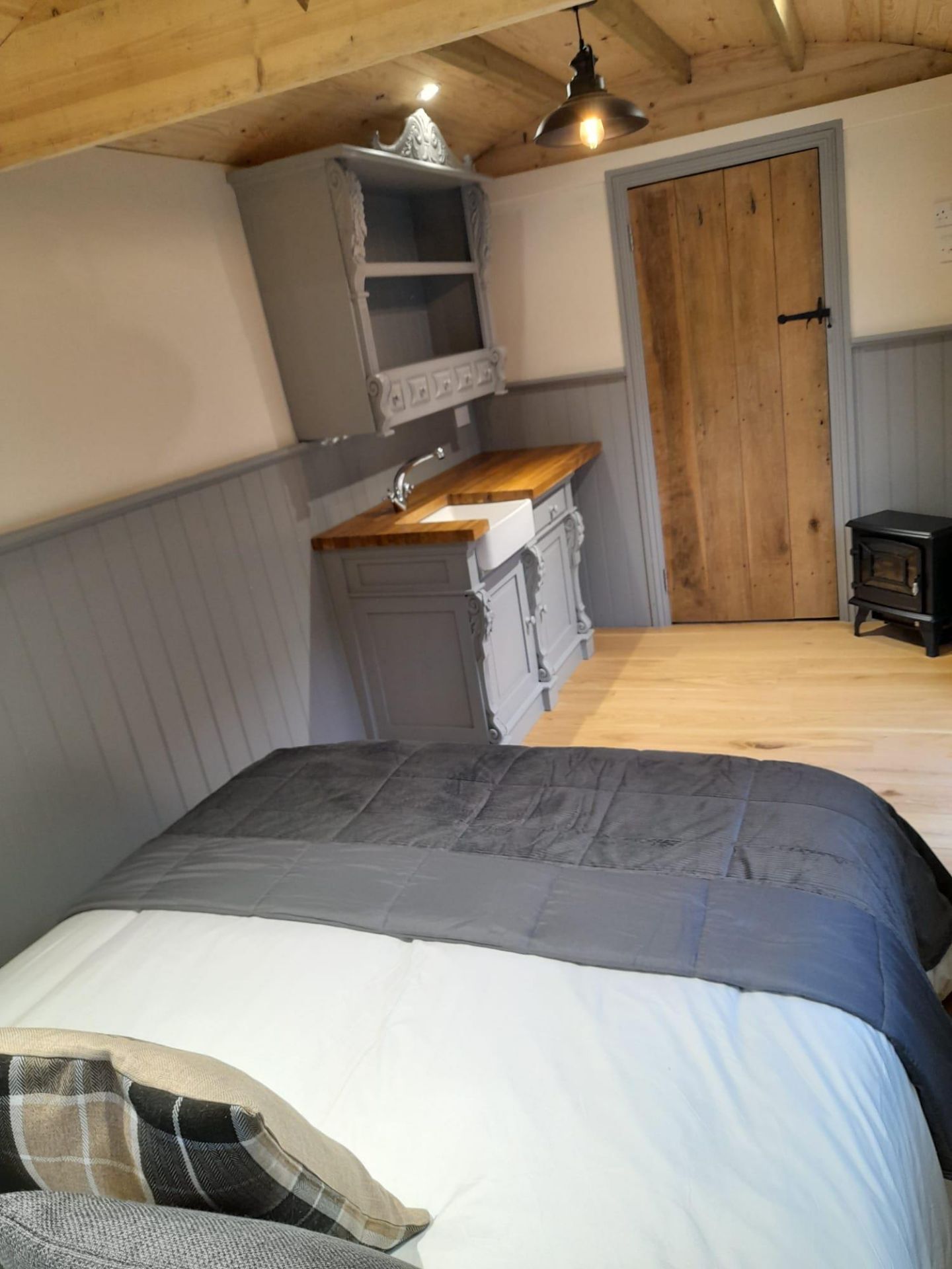 A SHEPHERDS HUT - LUXURIOUS NEW HAND CRAFTED, FULLY FINISHED BUILT FOR ALL YEAR ROUND USE HEAVILY - Image 6 of 13