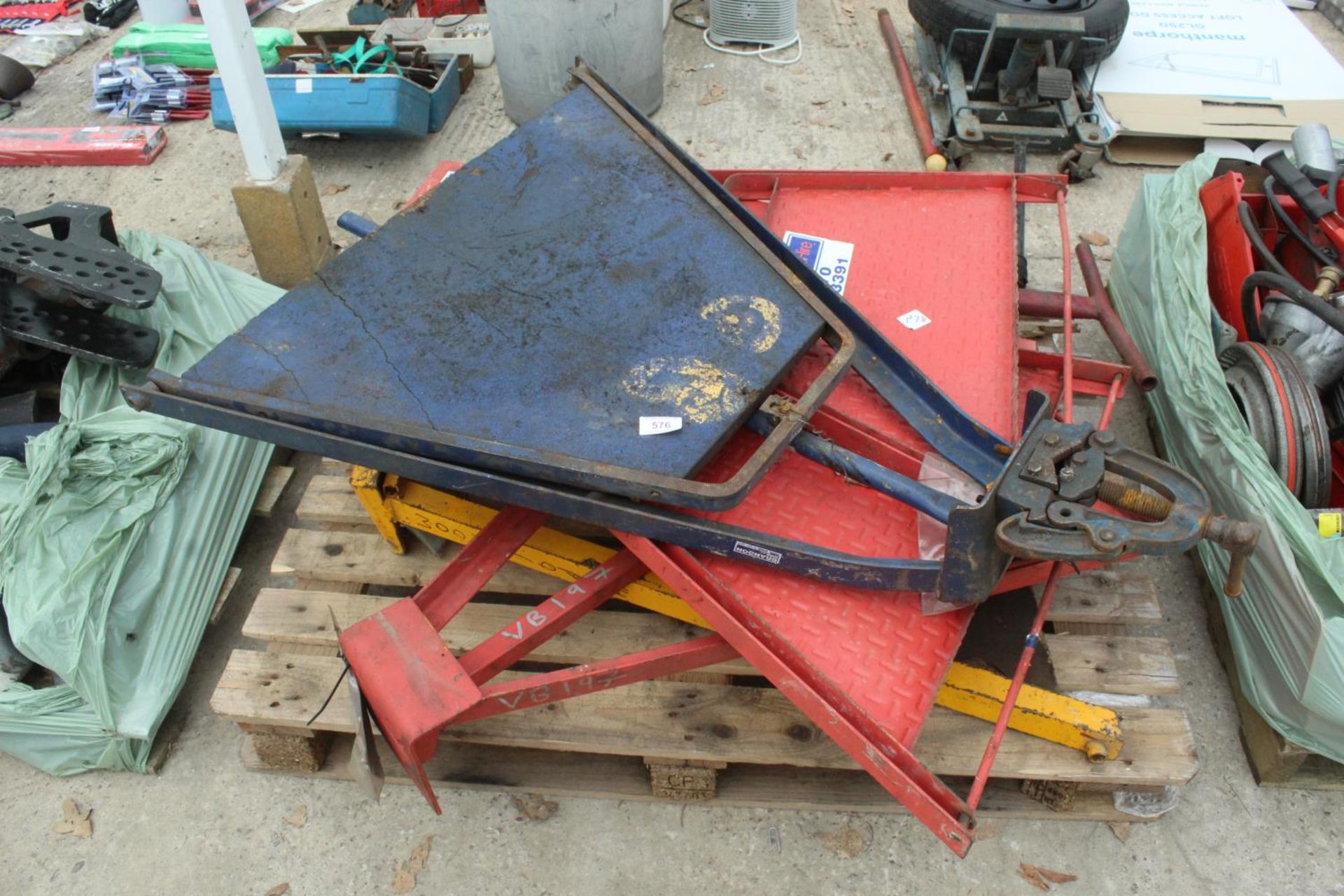 PALLET OF PIPE THREADING STANDS + VAT