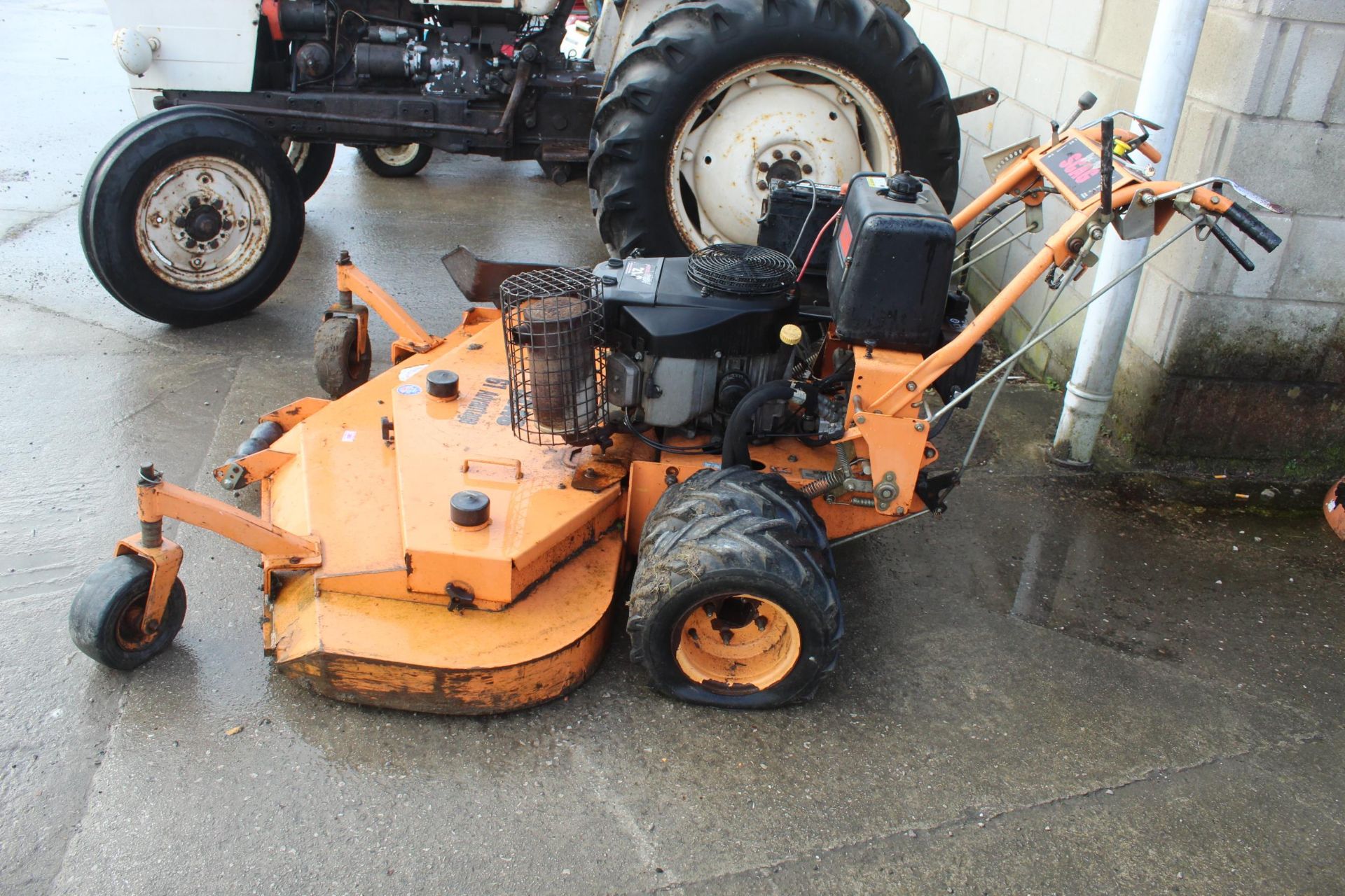 SCAG 61 MOWER WITH KAWASAKI FH64 ENGINE RUNS WELL BUT NEEDS A SERVICE NO VAT - Image 2 of 3
