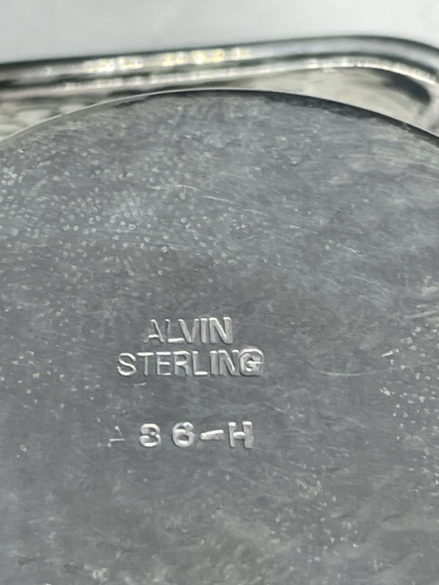 A STERLING SILVER CIRCULAR DISH - Image 4 of 4