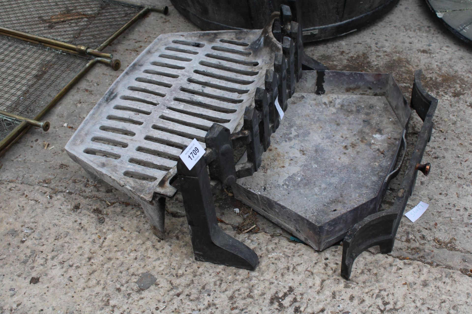 A SMALL FIRE GRATE AND A FIRE SCREEN - Image 2 of 2