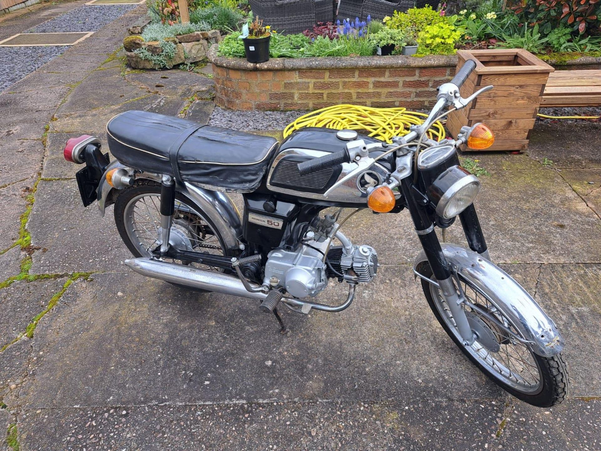 A 1972 HONDA 50 MOTORCYCLE - COMES WITH A DATING CERTIFICATE TO ENABLE REGISTRATION ON A V5C, VENDOR