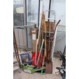 AN ASSORTMENT OF GARDEN TOOLS TO INCLUDE STEP LADDERS, RAKES AND DRAINING RODS ETC