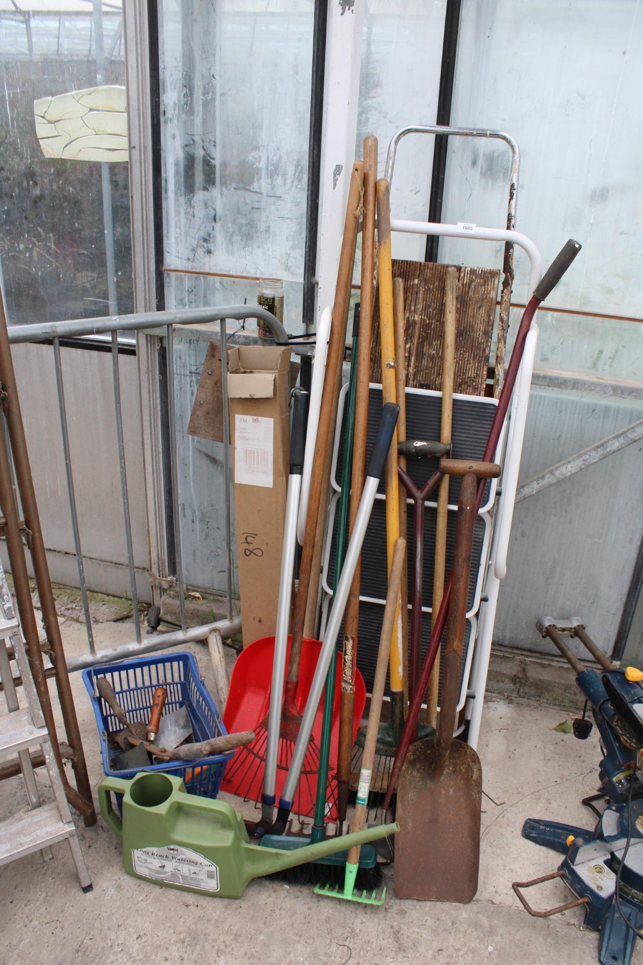 AN ASSORTMENT OF GARDEN TOOLS TO INCLUDE STEP LADDERS, RAKES AND DRAINING RODS ETC