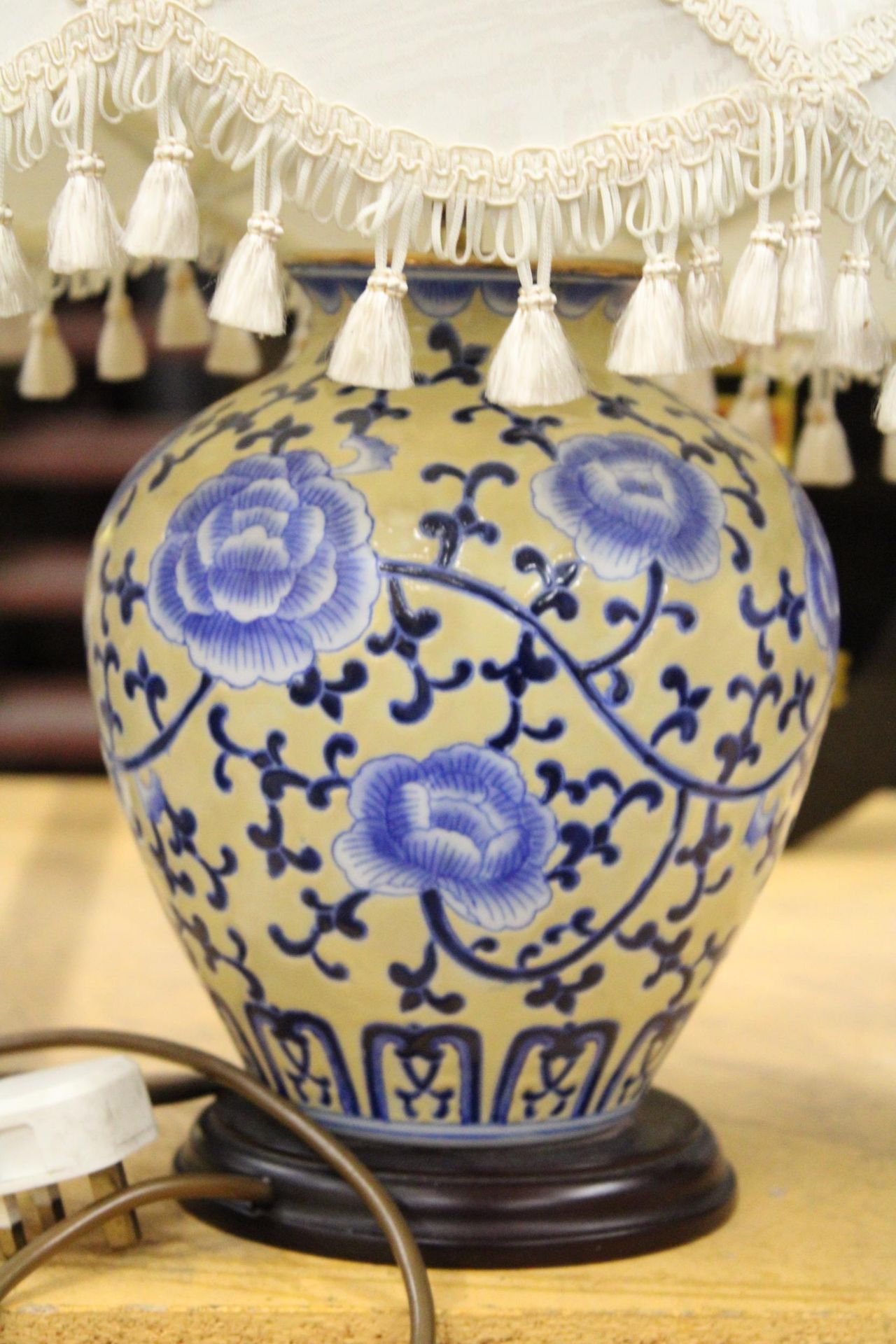 A BLUE AND CREAM ORIENTAL STYLE LAMP WITH SHADE - Image 2 of 4