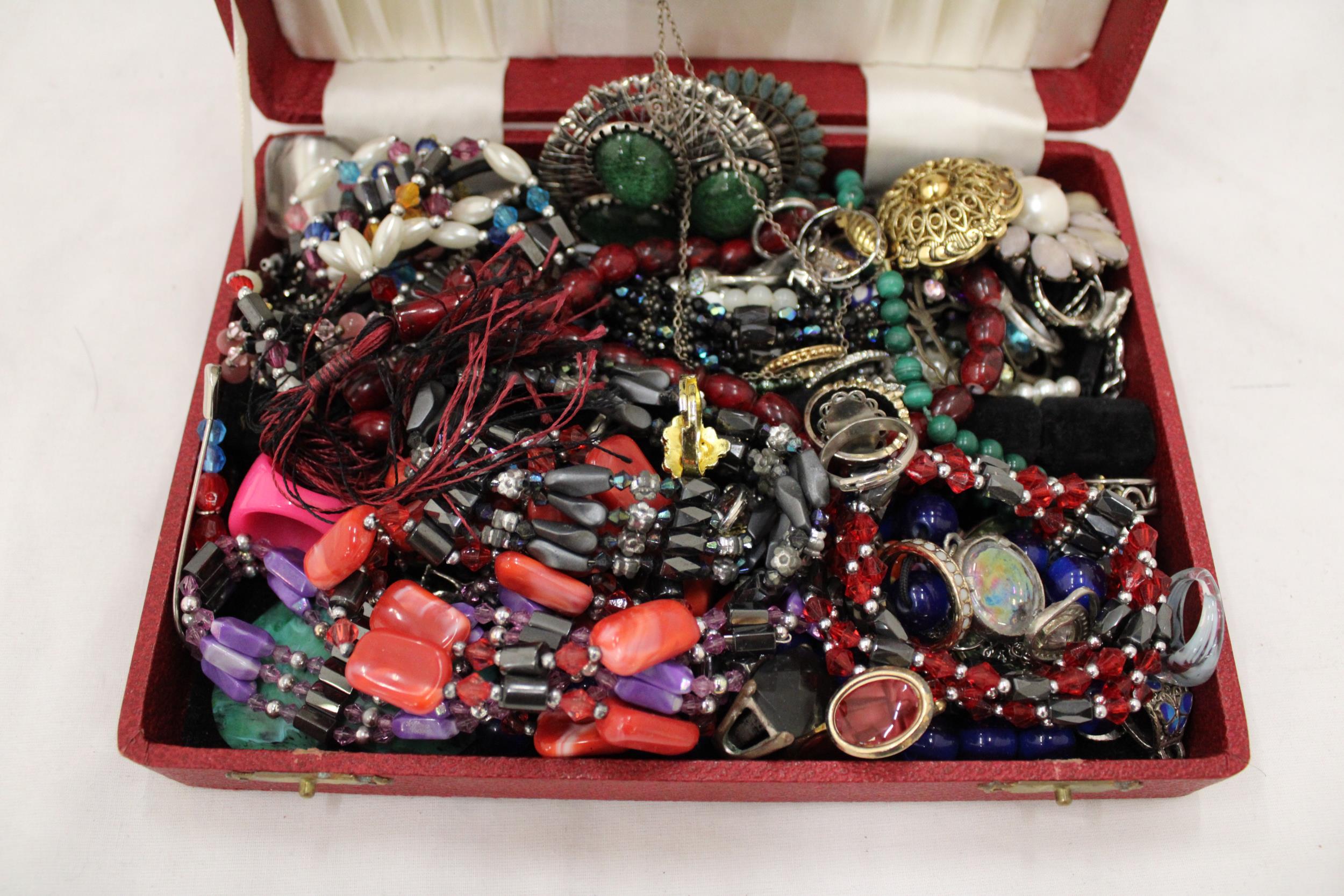 A BOX CONTAINING VINTAGE COSTUME JEWELLERY TO INCLUDE BROOCHES, RINGS, NECKLACES, ETC., - Image 2 of 4