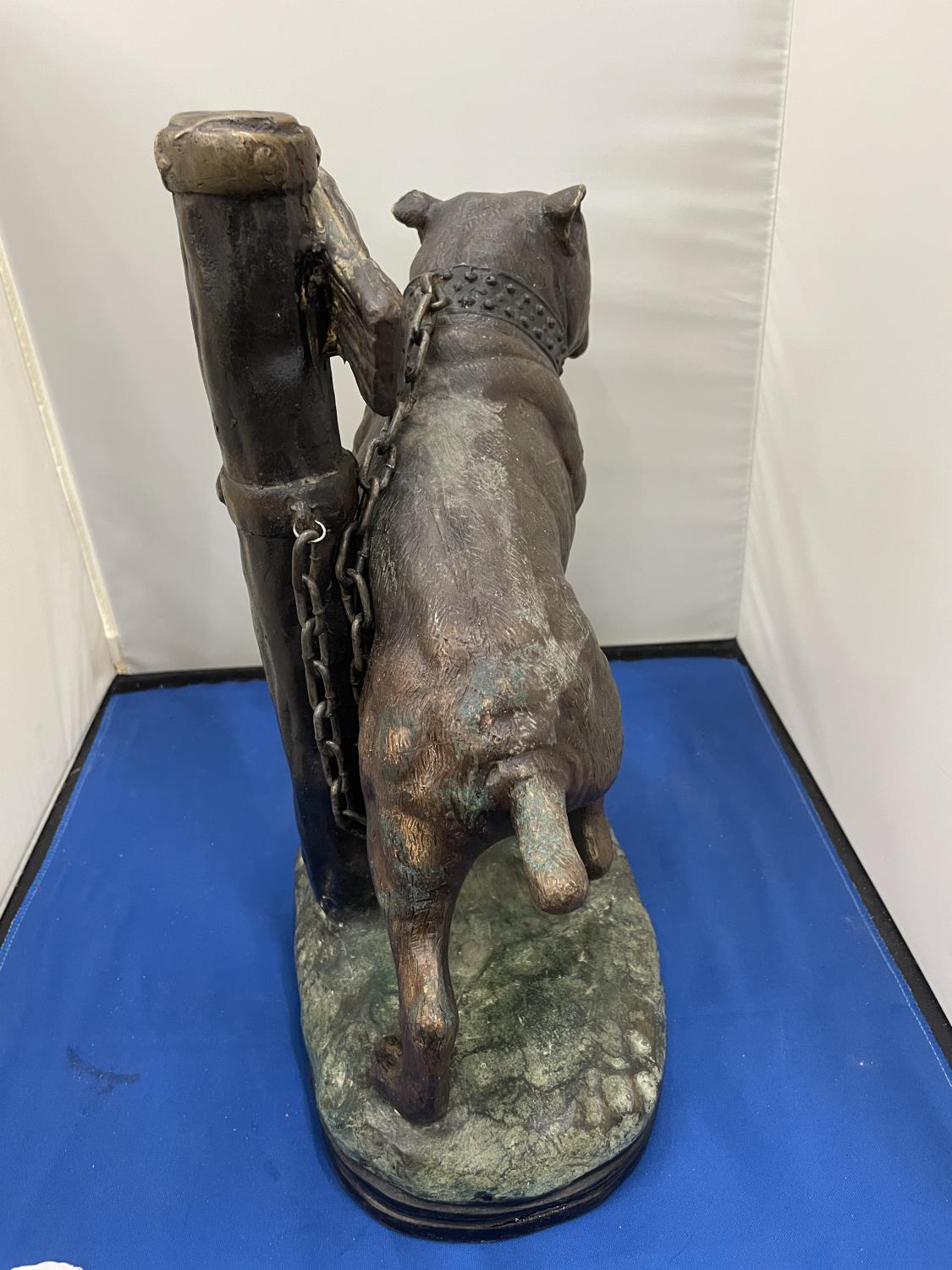A LARGE BRONZE FIGURE OF A CHAINED UP DOG HEIGHT APPROXIMATELY 33CM - Image 7 of 10
