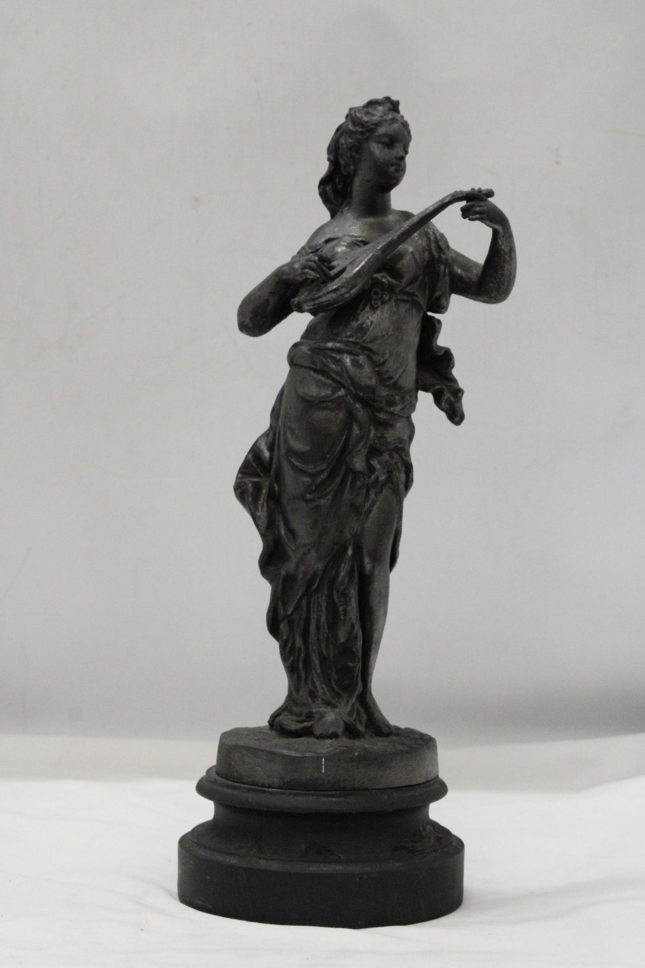 A METAL FIGURE OF A WOMAN ON PLITH - Image 2 of 5
