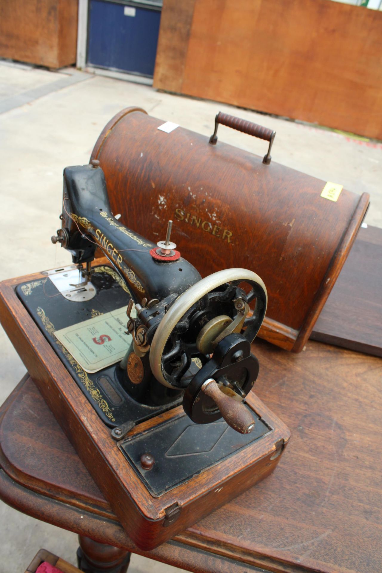 A SINGER SEWING MACHINE (Y374914) - Image 2 of 3