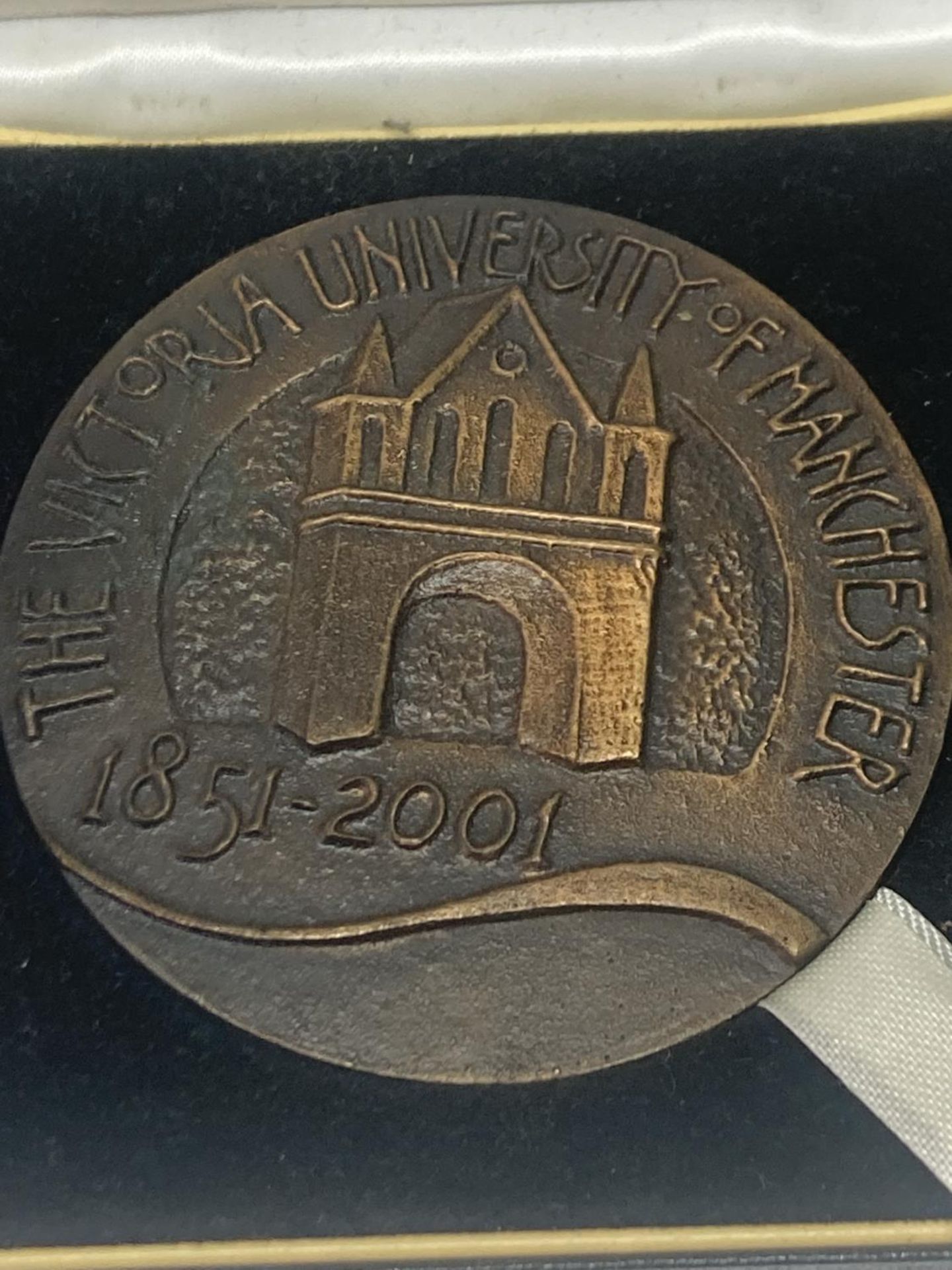 A LARGE BRONZE MEDAL VICTORIA UNIVERSITY OF MANCHESTER 1851 -2001 IN A PRESENTATION BOX - Image 4 of 6
