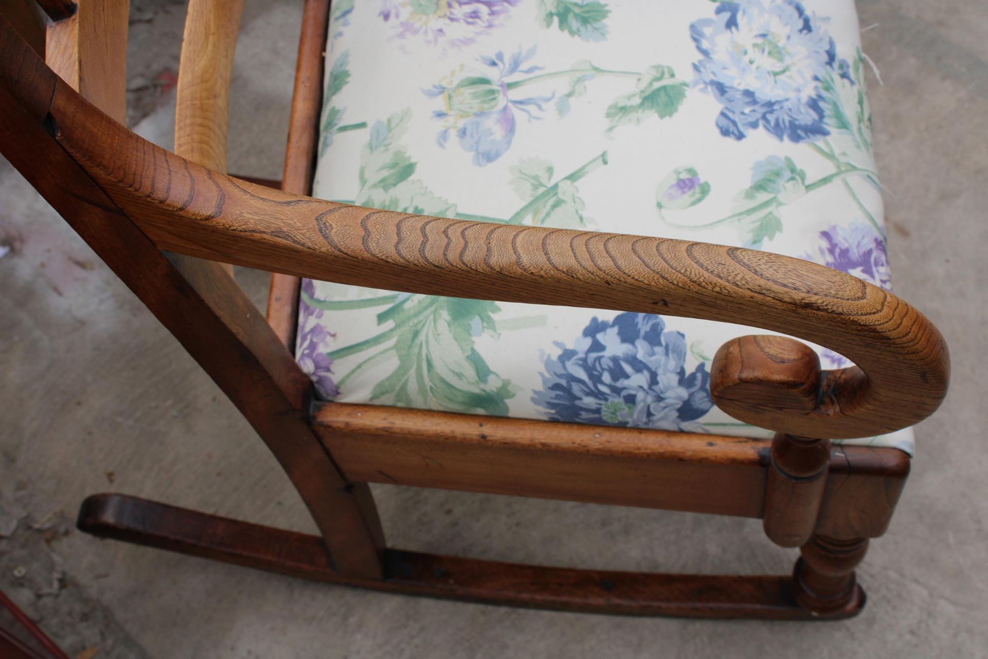 A VICTORIAN ELM ROCKING CHAIR - Image 3 of 3