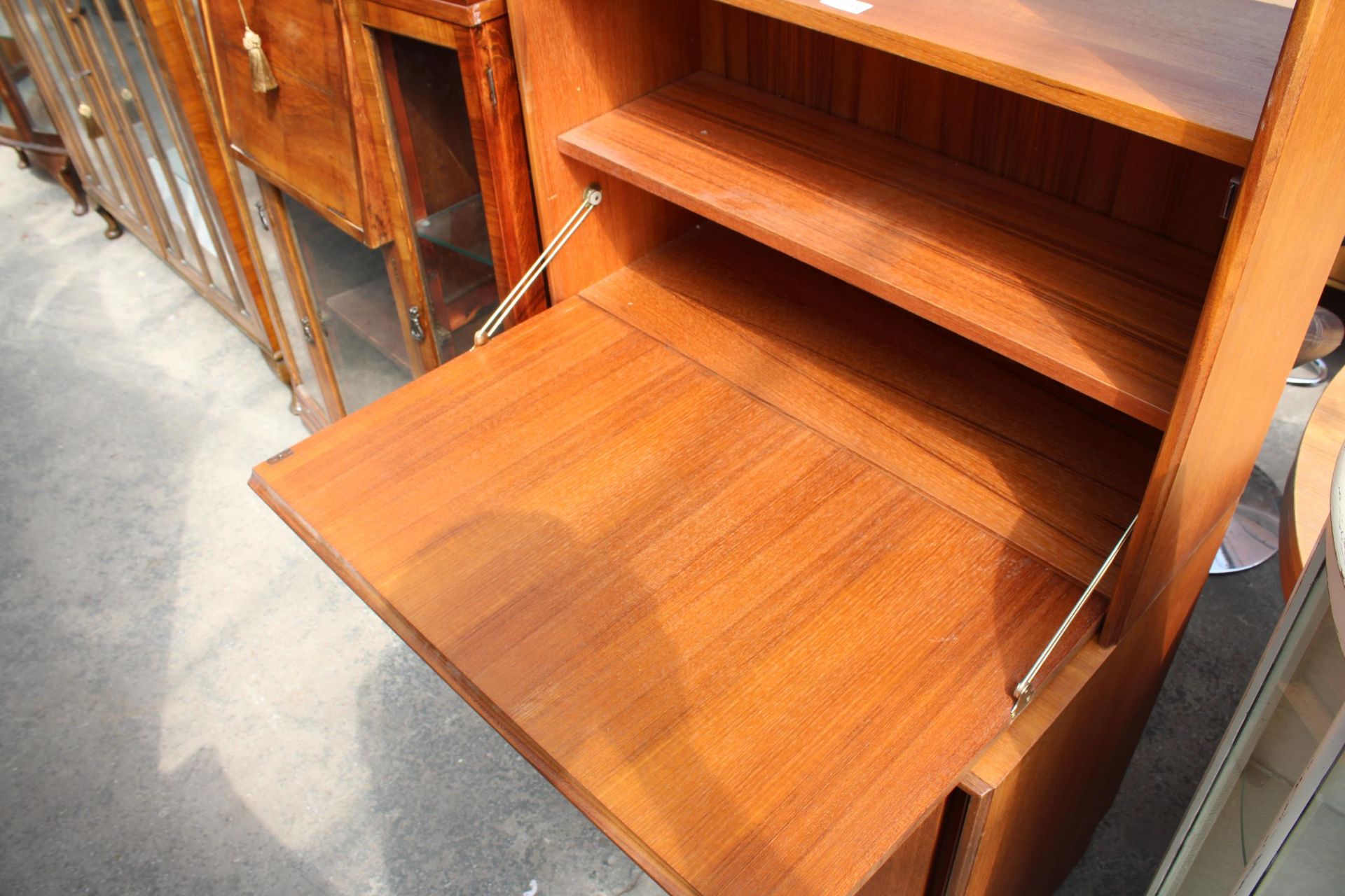 A RETRO TEAK G.PLAN BUREAU BOOKCASE WITH SLIDING DRAWERS TO BASE, 30" WIDE - Image 5 of 5