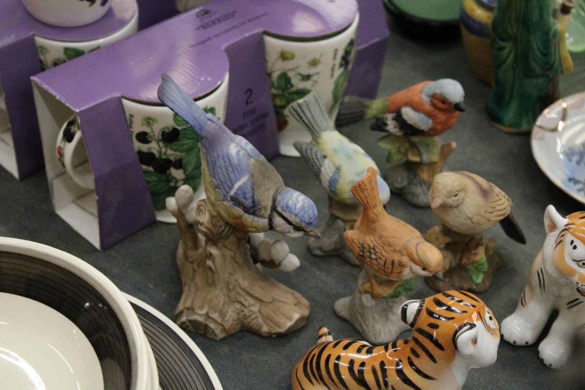 A COLLECTION OF CERAMIC BIRDS AND ANIMALS, TO INCLUDE LOMONOSOV TIGERS, 1 A/F, A PAIR OF POODLES, - Image 4 of 6