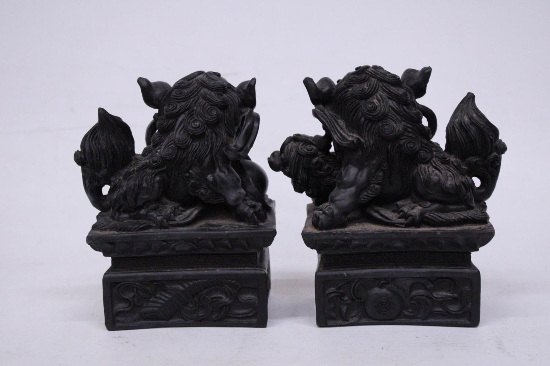 A VINTAGE PAIR OF CHINESE FOO FU DOG/GUARDIAN LION FIGURES - Image 3 of 4