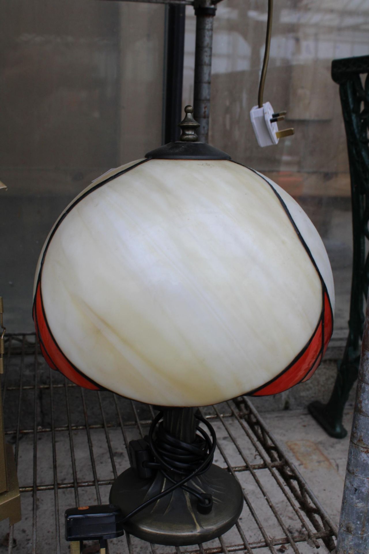 A TIFFANY STYLE TABLE LAMP - Bild 2 aus 2