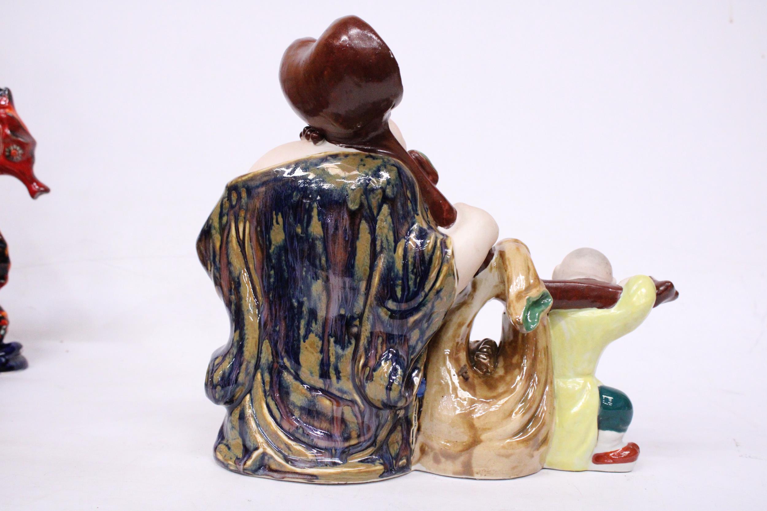 A CHINESE PORCELAIN BUDDHA WITH CHILD - Image 4 of 7