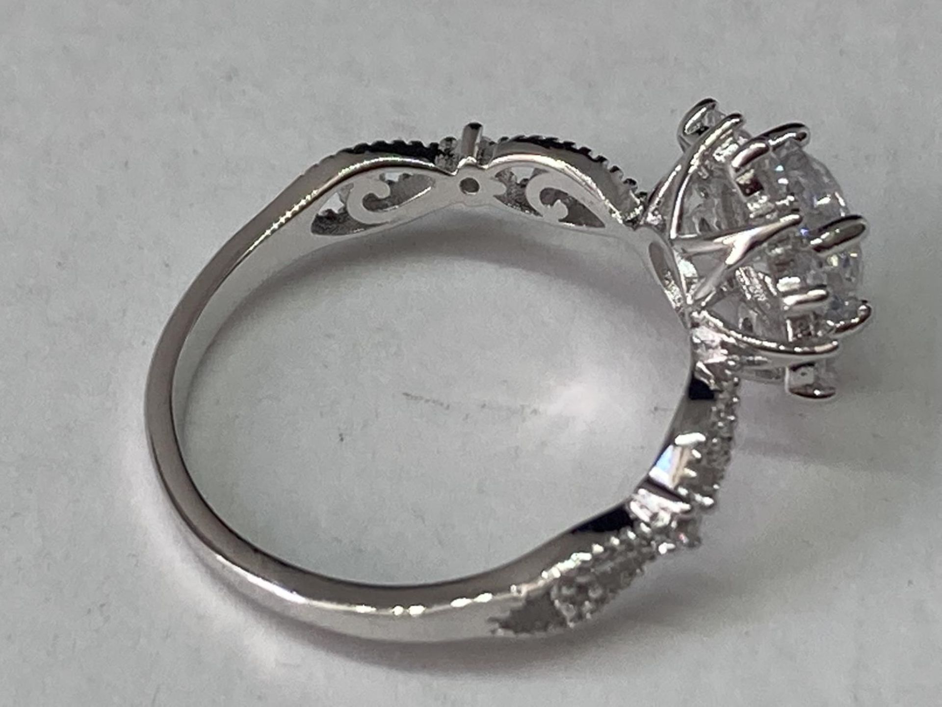A WHITE METAL RING WITH ONE CARAT OF MOISSANITE IN A CLUSTER DESIGN AND ON THE DECORATIVE - Bild 6 aus 8