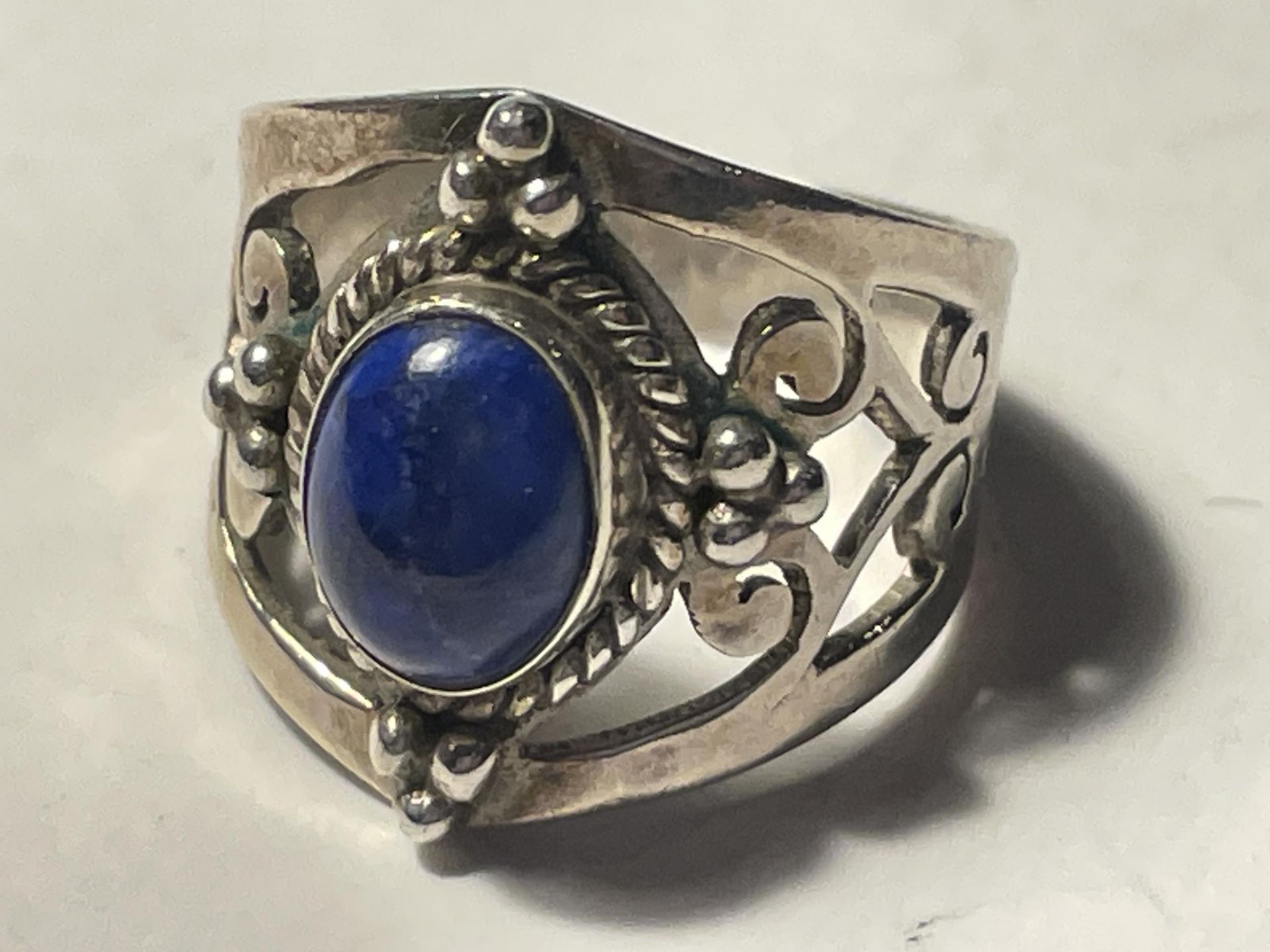 A SILVER DRESS RING WITH A BLUE CENTRE STONE IN A PRESENTATION BOX - Image 2 of 4