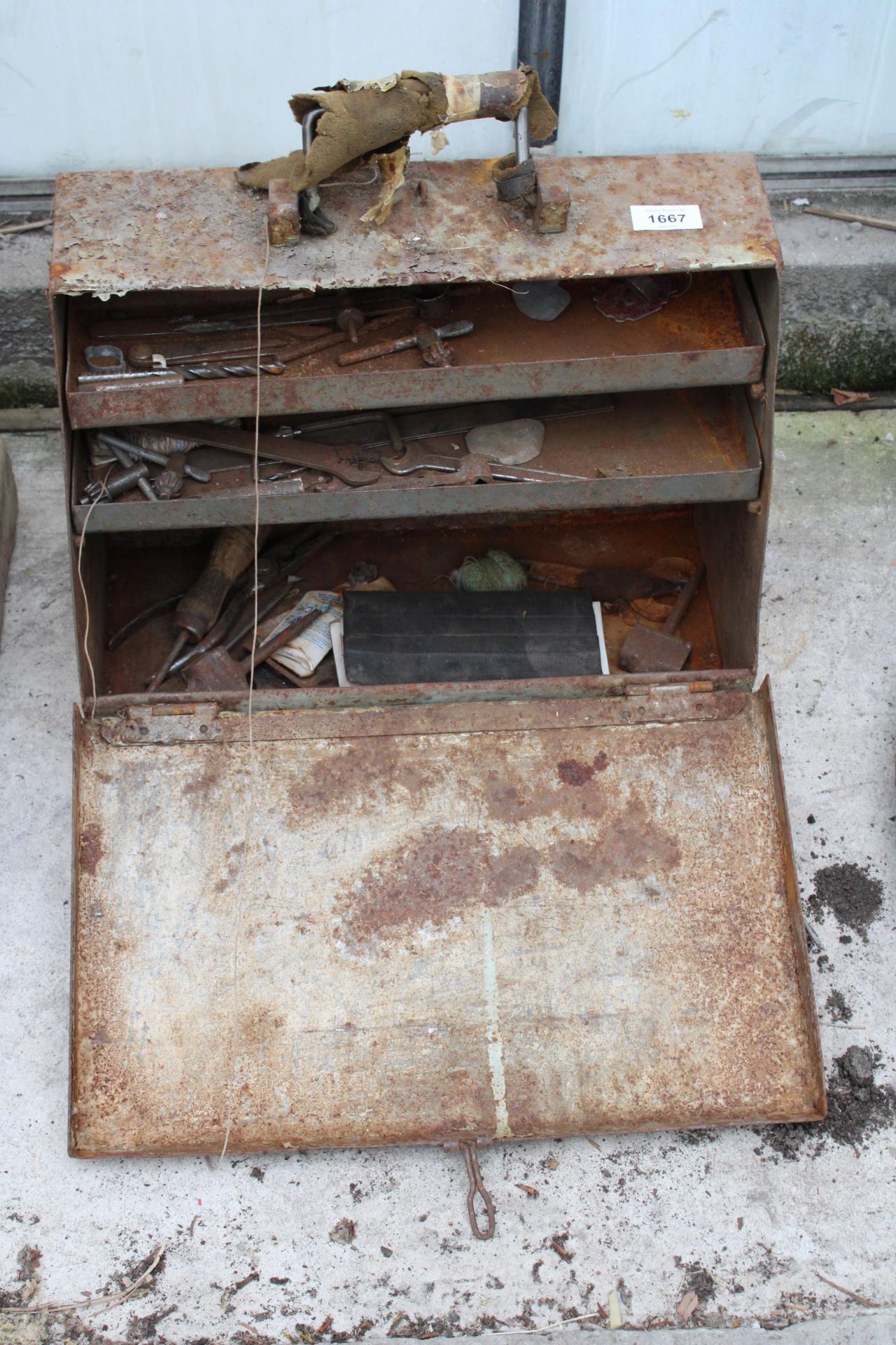 A METAL TOOL BOX WITH AN ASSORTMENT OF TOOLS TO INCLUDE DRILL BITS AND CHUCK KEYS ETC