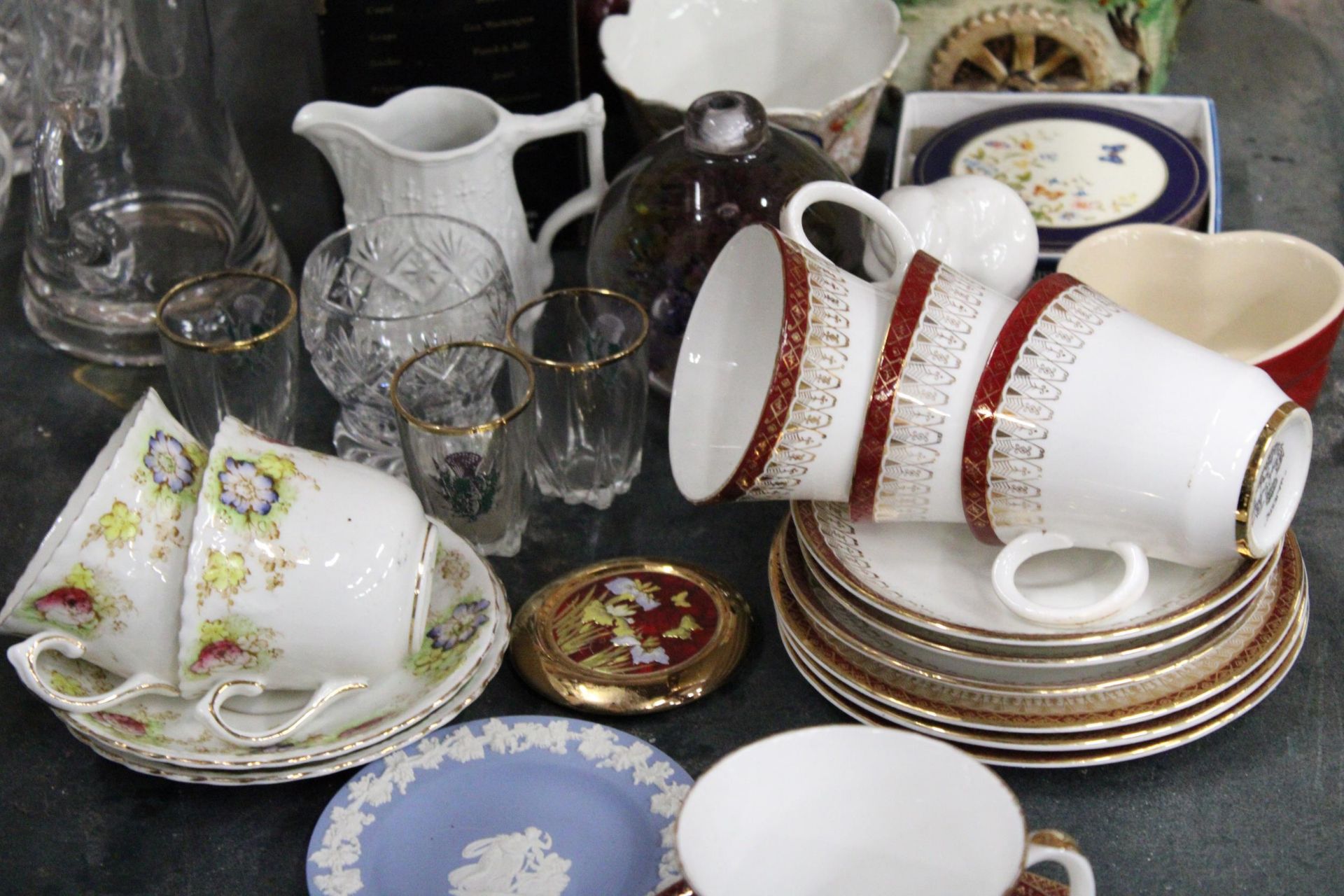 A MIXED LOT OF COLLECTABLES TO INCLUDE WEDGEWOOD, PORTMEIRION, AYNSLEY ETC - Image 3 of 5