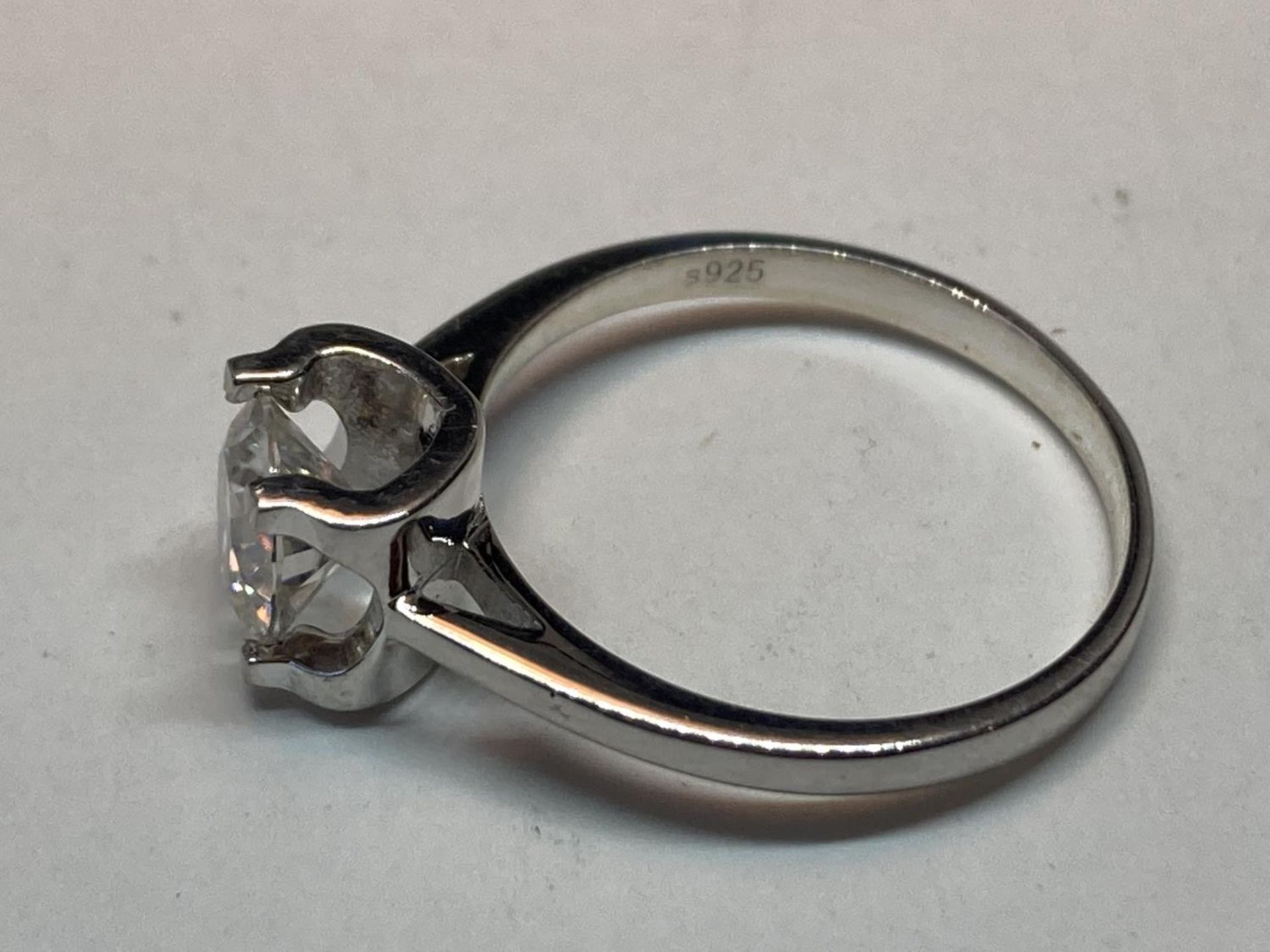 A MARKED 925 RING WITH A ONE CARAT SOLITAIRE MOISSANITE SIZE N/O IN A PRESENTATION BOX WITH A GMA - Image 7 of 12