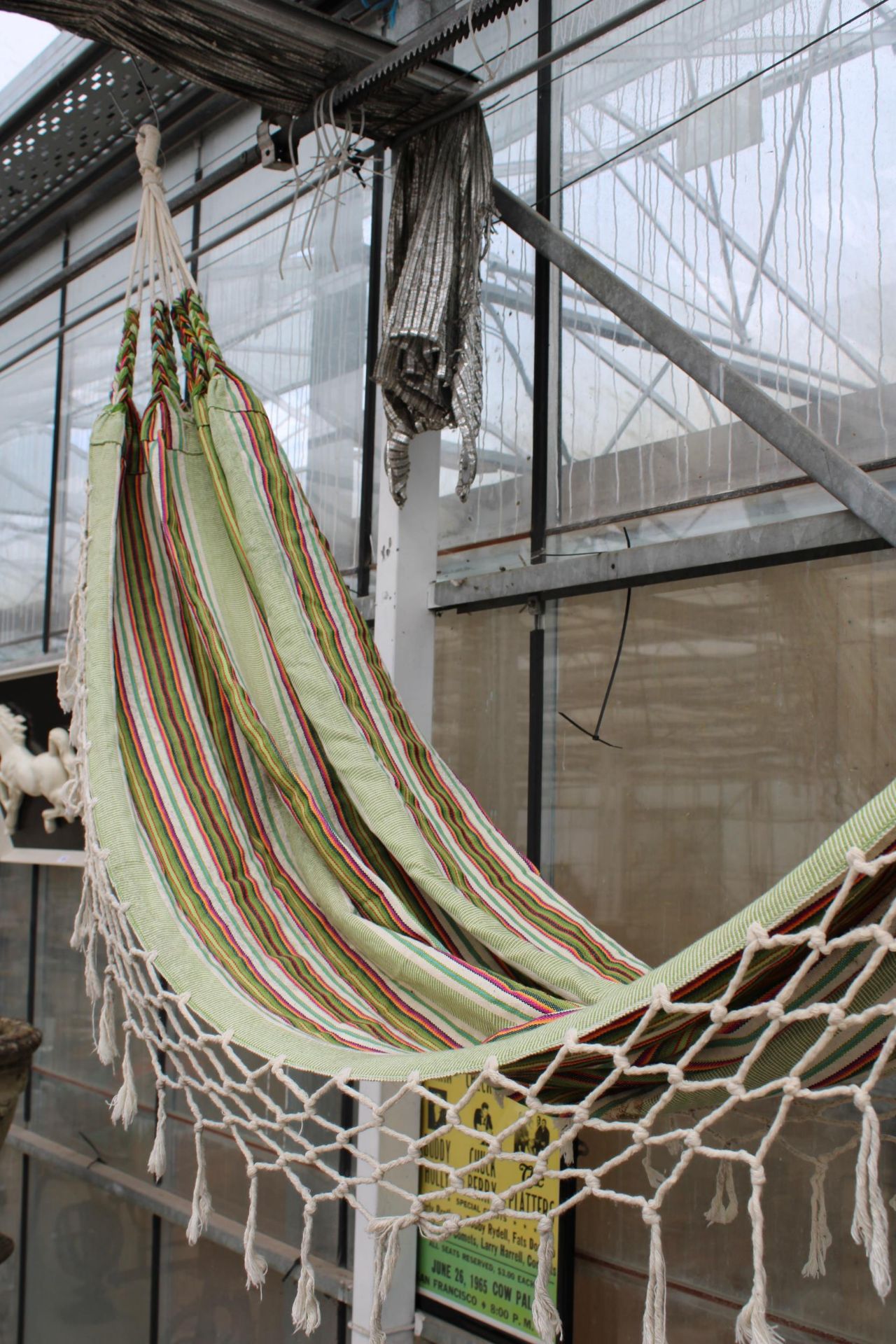 A MATERIAL GARDEN HAMMOCK - Image 2 of 3