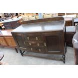 AN EARLY 20TH CENTURY OAK SIDEBOARD ON OPEN BASE WITH TURNED LEGS, 54" WIDE