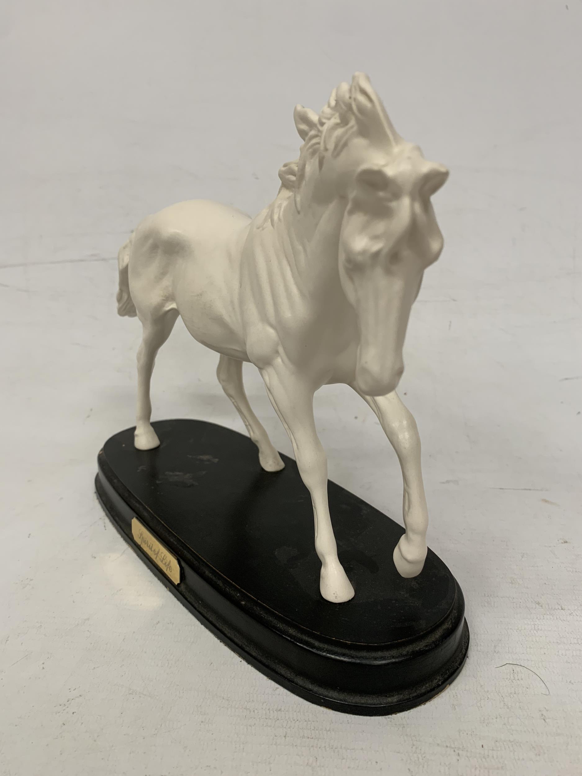 A ROYAL DOULTON "SPIRIT OF LIFE" FIGURE OF A HORSE ON WOODEN PLINTH - Image 2 of 4