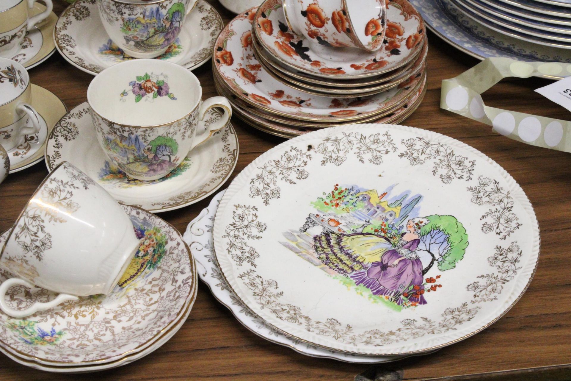 A MIXED LOT OF TEAWARE TO INCLUDE CUPS, SAUCERS, SIDE PLATES. CAKE PLATES, CREAM JUG SUGAR BOWL ETC - Image 4 of 5