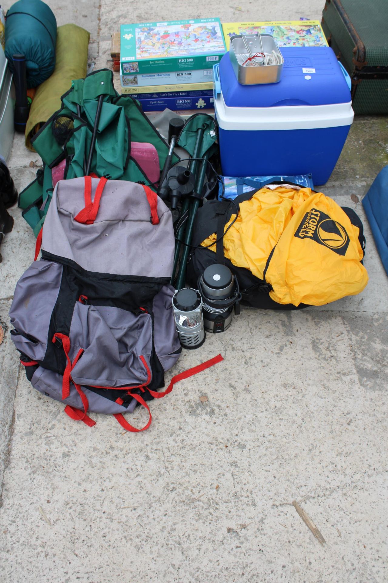 AN ASSORTMENT OF CAMPING ITEMS TO INCLUDE A TENT, MESS TINS, LIGHTS AND FOLDING CHAIRS