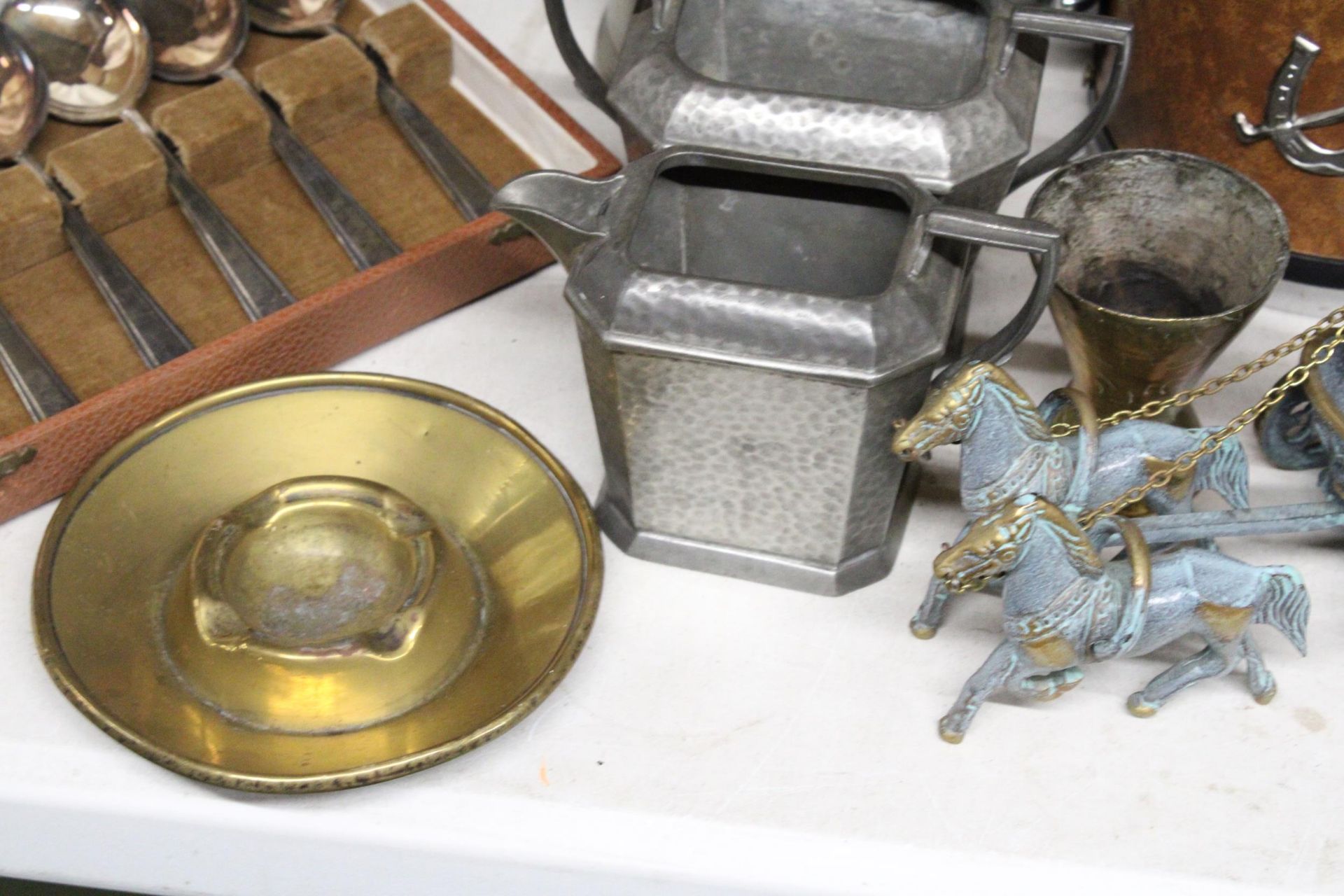 A MIXED LOT TO INCLUDE VINTAGE BOXED TABLESPOONS, HAMMERED PEWTER WARE, A 1970'S HORSE HEAD ICE - Image 3 of 6