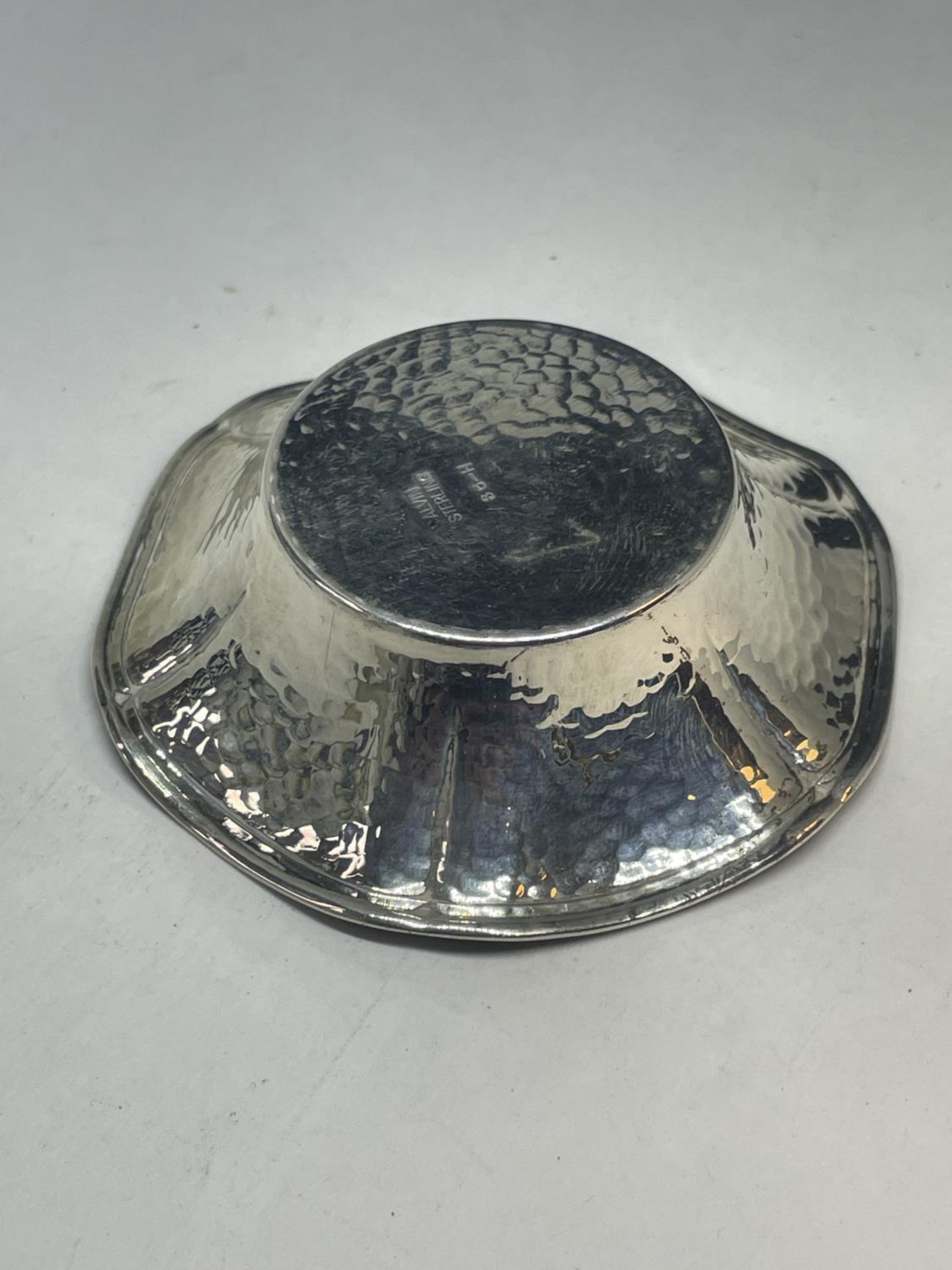 A STERLING SILVER CIRCULAR DISH GROSS WEIGHT 19.91 GRAMS - Image 2 of 3